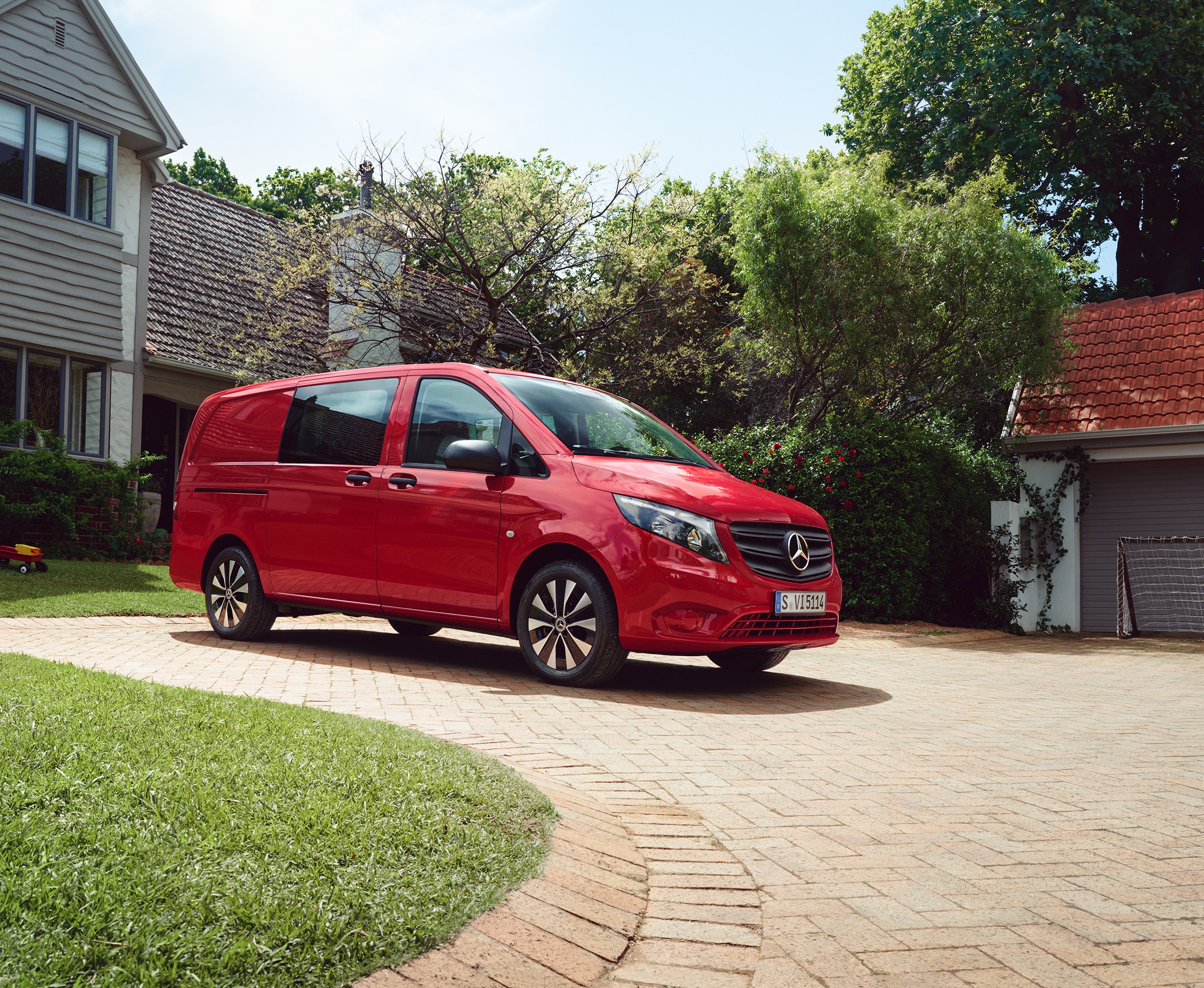 Vito Mixto | Wszystkie modele Vito | Samochody dostawcze Mercedes-Benz Mercedes‑Benz Vito Mixto w otoczeniu osiedla mieszkaniowego, co podkreśla wszechstronność tego pojazdu w zakresie przewozu zarówno pasażerów, jak i ładunków.