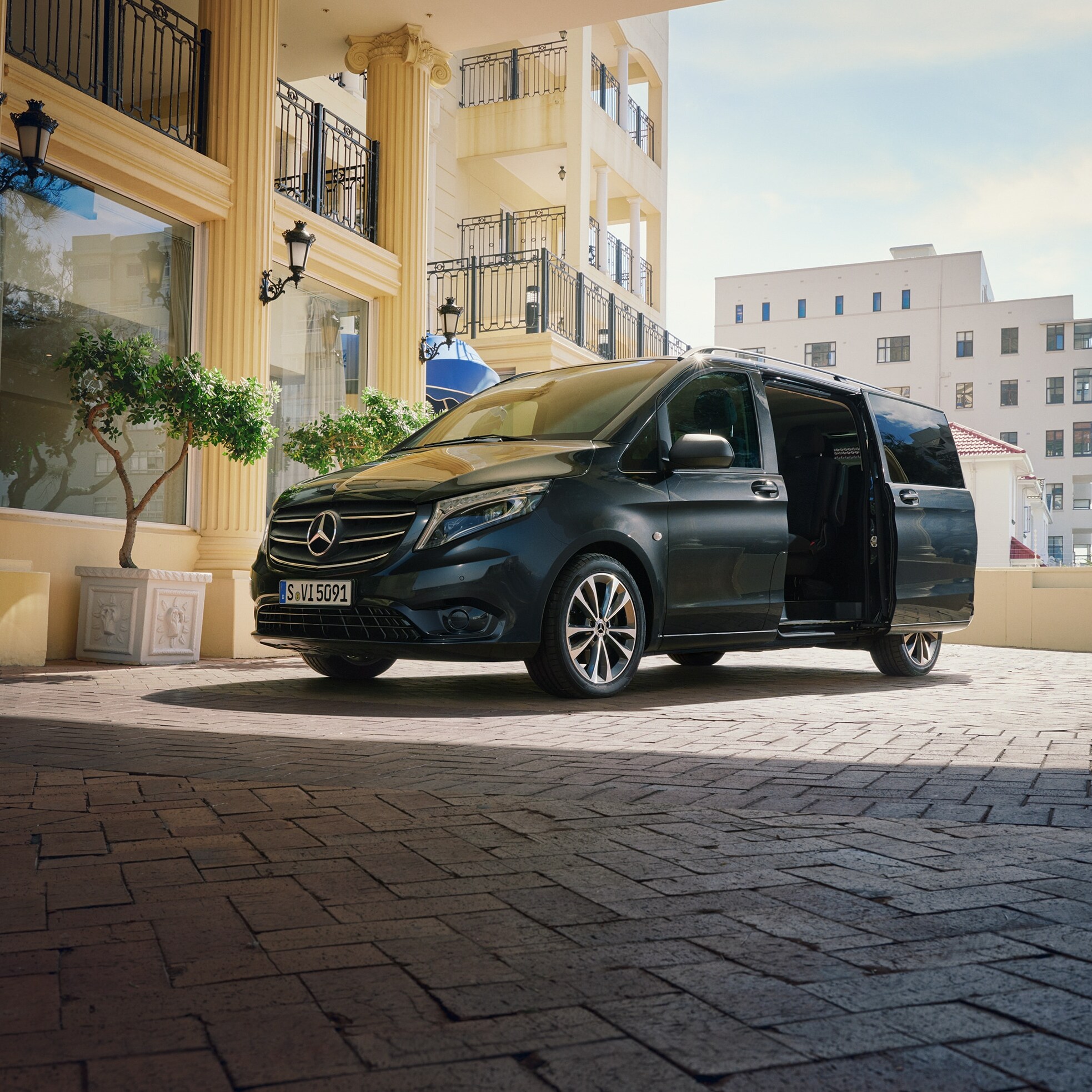 Mercedes-Benz Vito Tourer zaparkowany przed wejściem do ekskluzywnego budynku