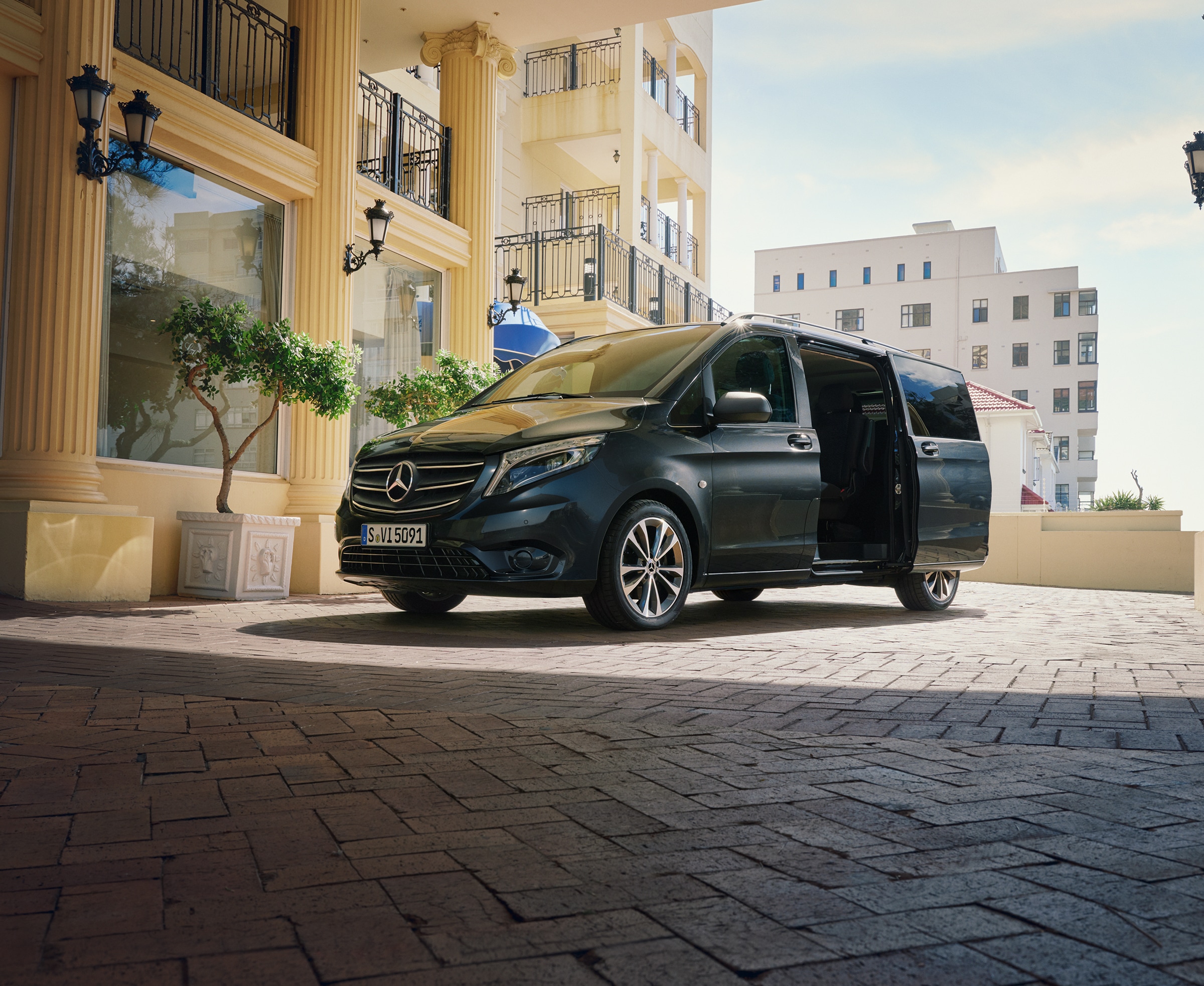 Vito Tourer | Wszystkie modele Vito | Samochody dostawcze Mercedes-Benz Mercedes-Benz Vito Tourer zaparkowany przed wejściem do ekskluzywnego budynku