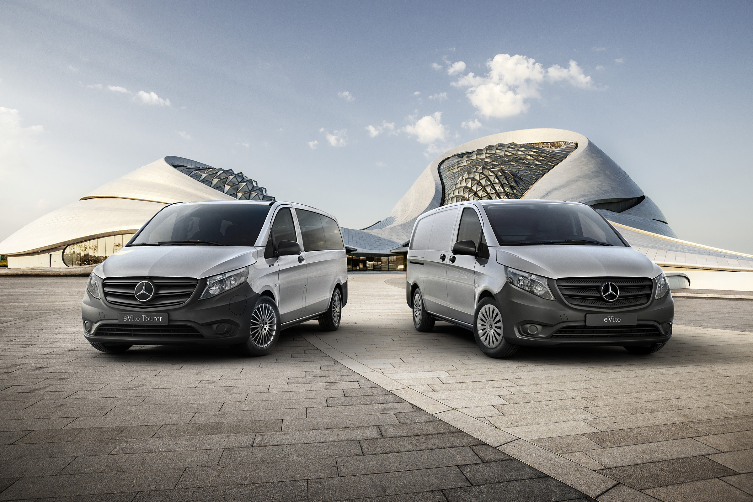 eVito Furgon i Tourer | Wszystkie modele Vito | Mercedes-Benz eVito Furgon i Tourer przed futurystycznym budynkiem