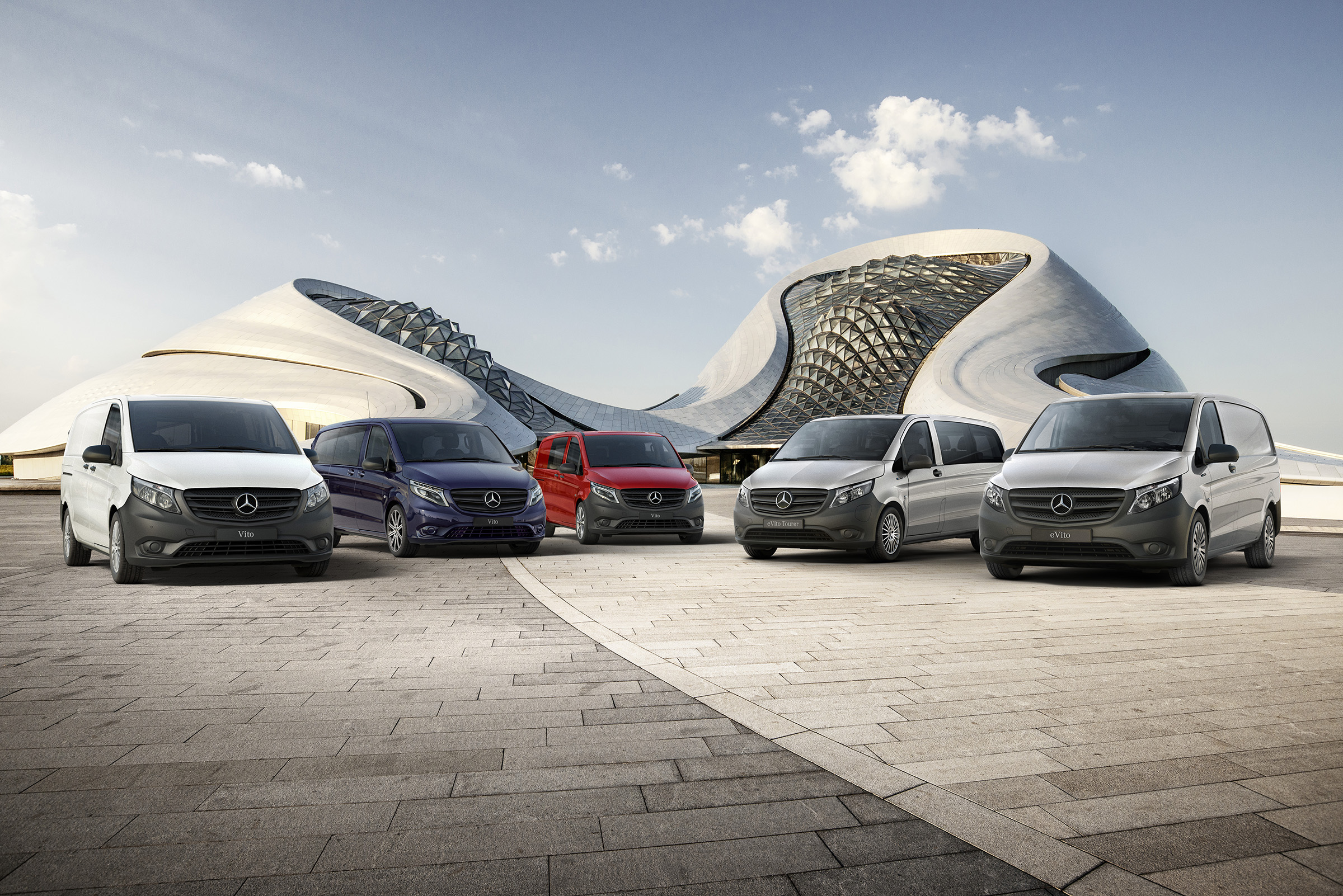 Vito | Wszystkie modele Vito | Samochody dostawcze Mercedes-Benz Mercedes-Benz eVito Furgon, Vito Furgon, Vito Mixto, eVito Tourer oraz Vito Tourer stoją obok siebie przed futurystycznym budynkiem.