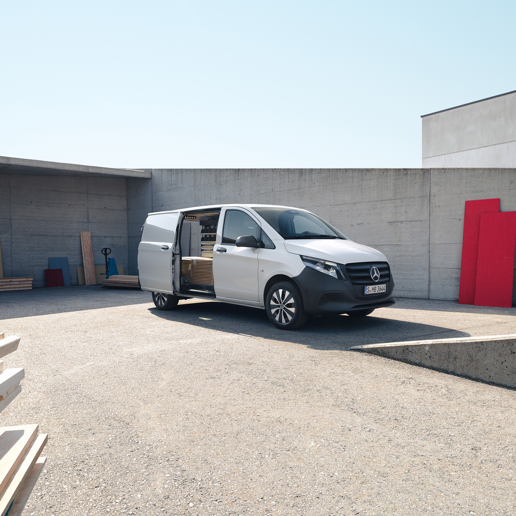 Mercedes-Benz Vito Furgon z uporządkowaną przestrzenią ładunkową na placu budowy