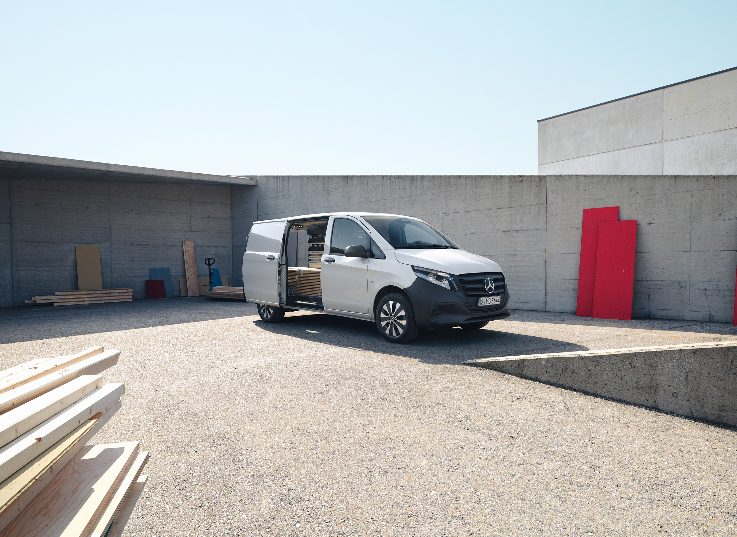 Vito Furgon | Wszystkie modele Vito | Samochody dostawcze Mercedes-Benz Mercedes-Benz Vito Furgon z uporządkowaną przestrzenią ładunkową na placu budowy
