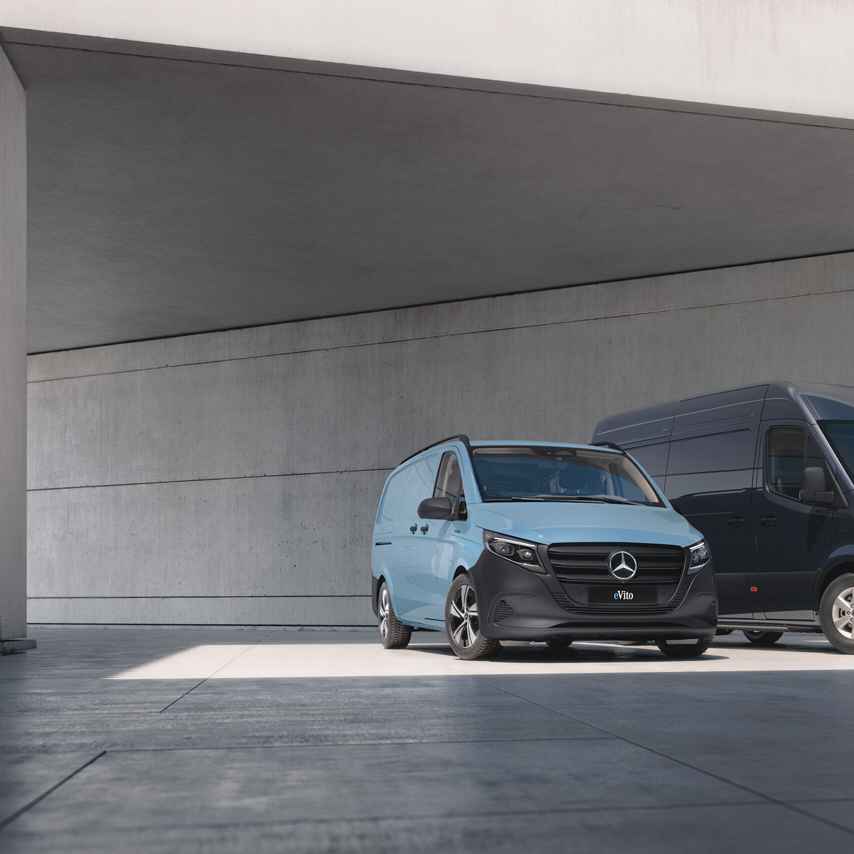 Modele Vito i Sprinter stoją zaparkowane przed betonową elewacją budynku.