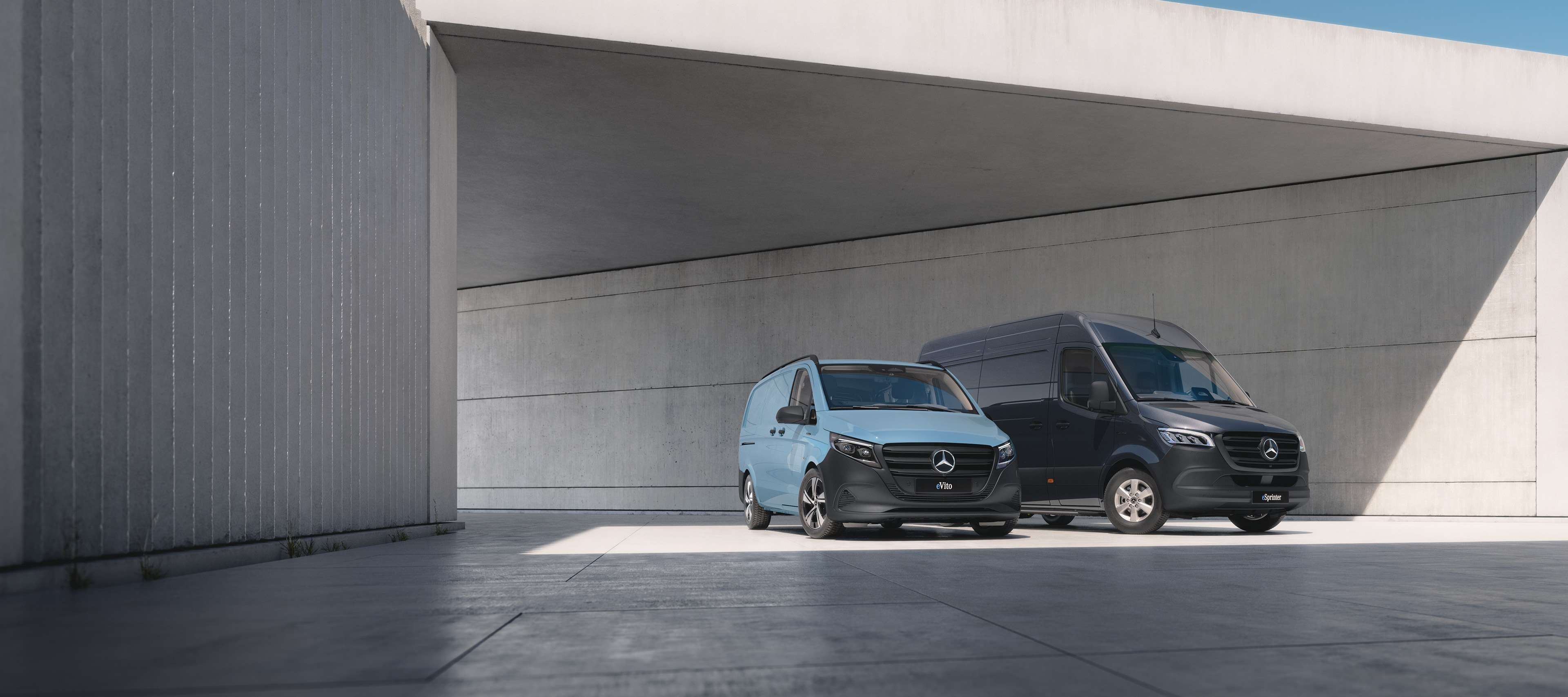Następca Twojego modelu | Samochody dostawcze Mercedes-Benz Modele Vito i Sprinter stoją zaparkowane przed betonową elewacją budynku.