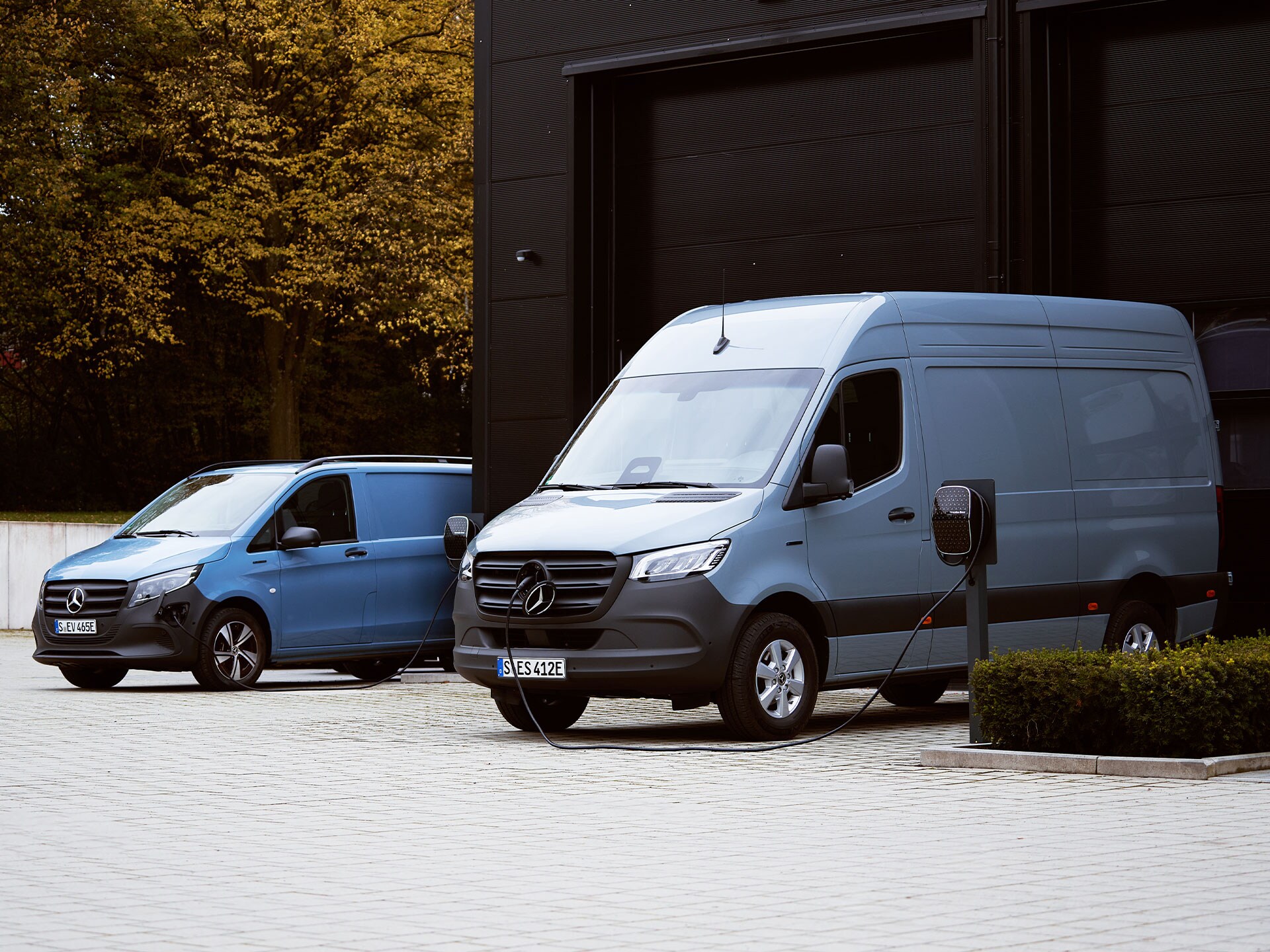 Ładowanie w bazie dla samochodów dostawczych Mercedes-Benz.