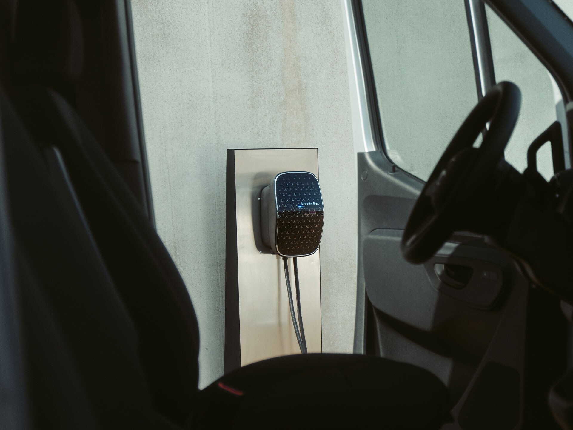 Elektryczny samochód dostawczy Mercedes-Benz ładujący się w stacji Mercedes-Benz Wallbox.