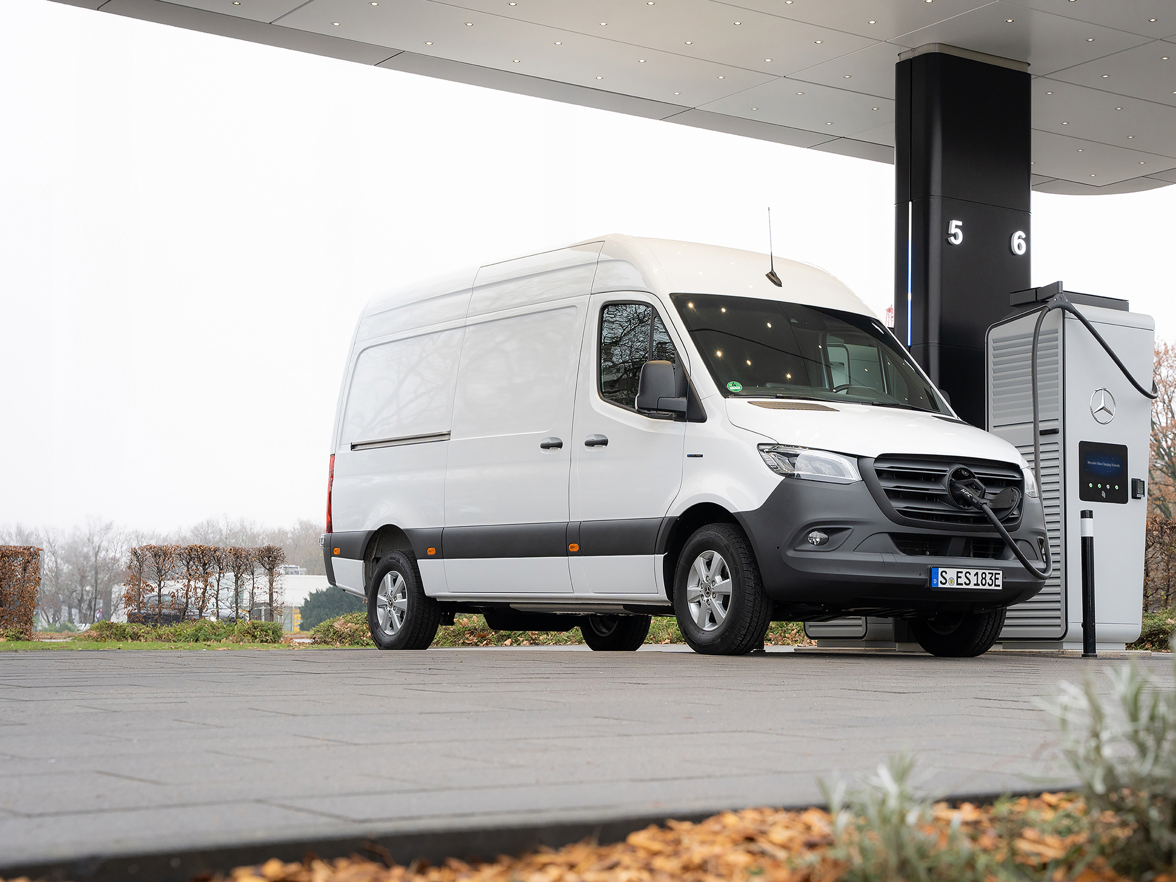 Ładowanie w miejscach publicznych | Ładowanie | Samochody dostawcze Mercedes-Benz Ładowanie w drodze z MB.CHARGE Public.