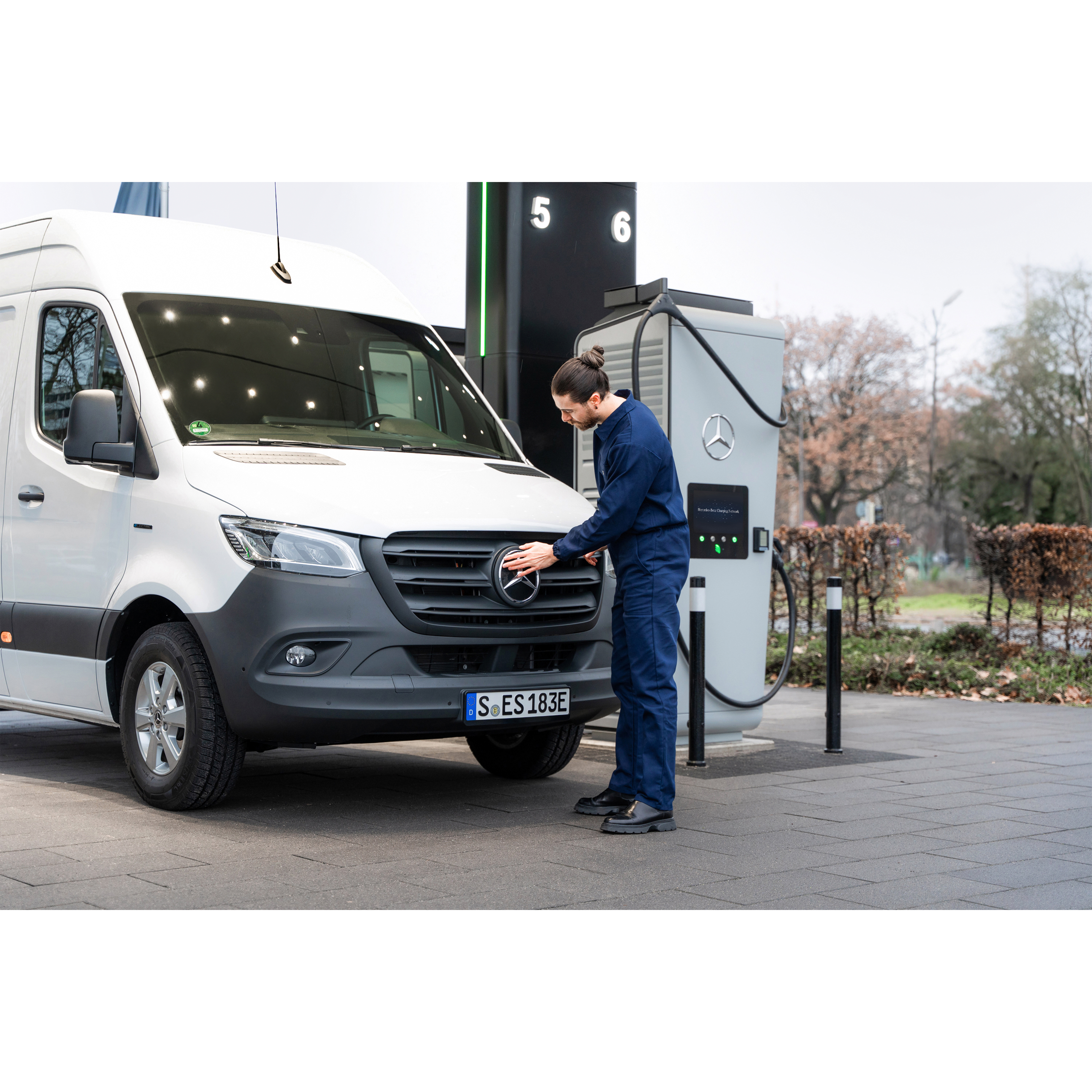 Rozwiązania do ładowania | Samochody dostawcze Mercedes-Benz Rozwiązania do ładowania Twojego elektrycznego samochodu dostawczego Mercedes-Benz.