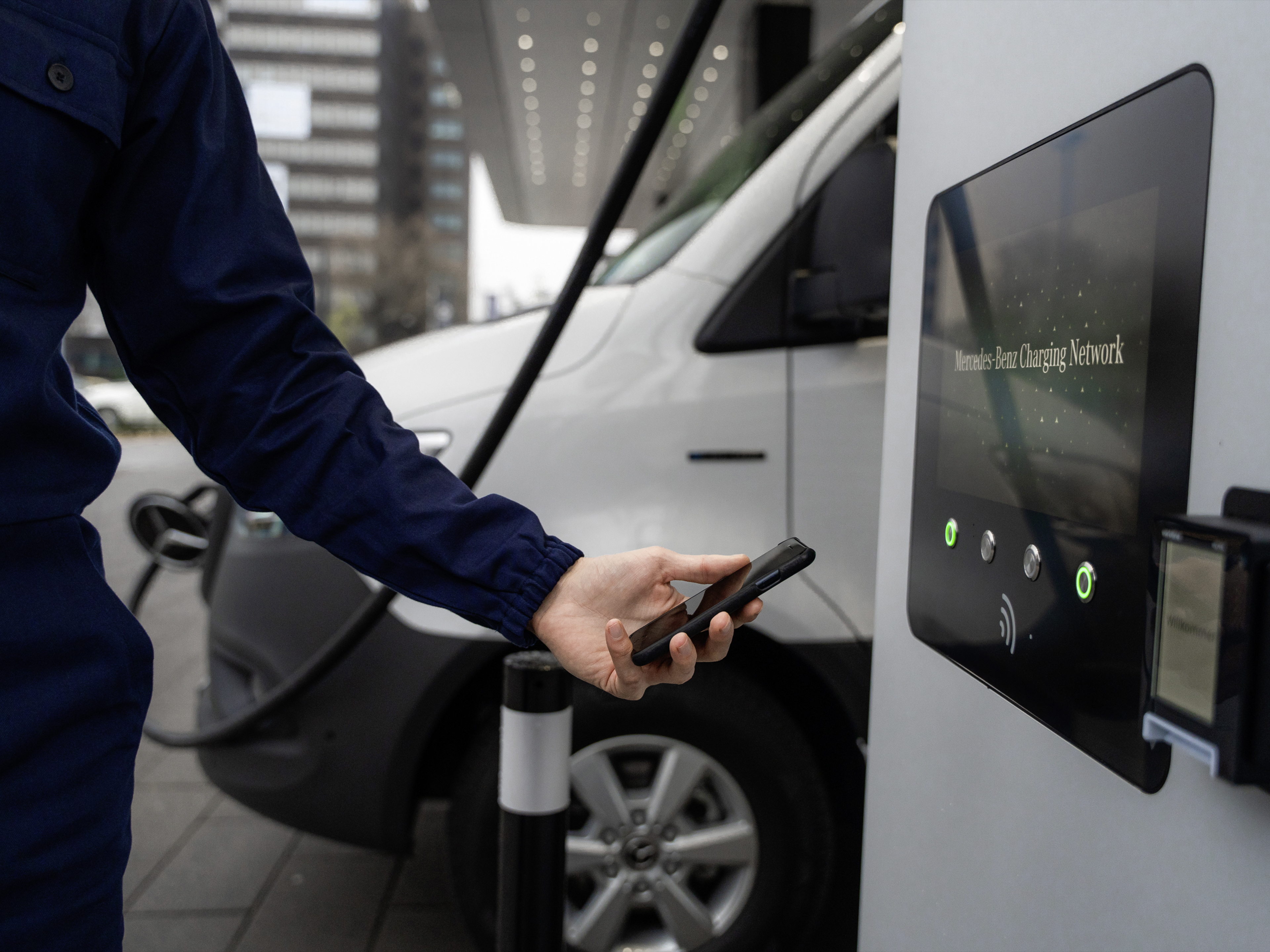 Aplikacja Mercedes-Benz | Ładowanie w drodze | Samochody dostawcze Mercedes-Benz Aplikacja Mercedes-Benz do samochodów dostawczych Mercedes-Benz.