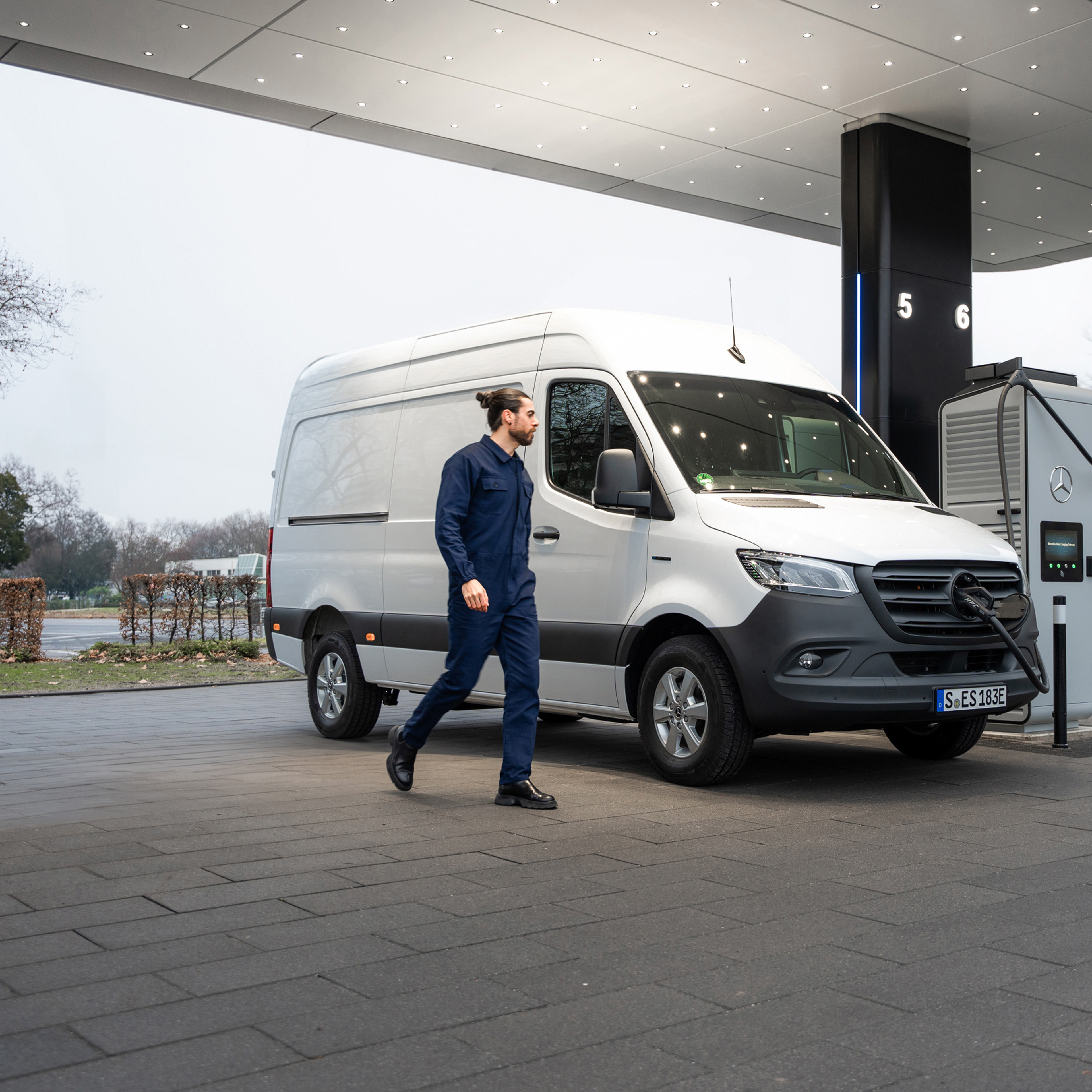 Ładowanie w drodze | Samochody dostawcze Mercedes-Benz Ładowanie w drodze z MB.CHARGE Public.