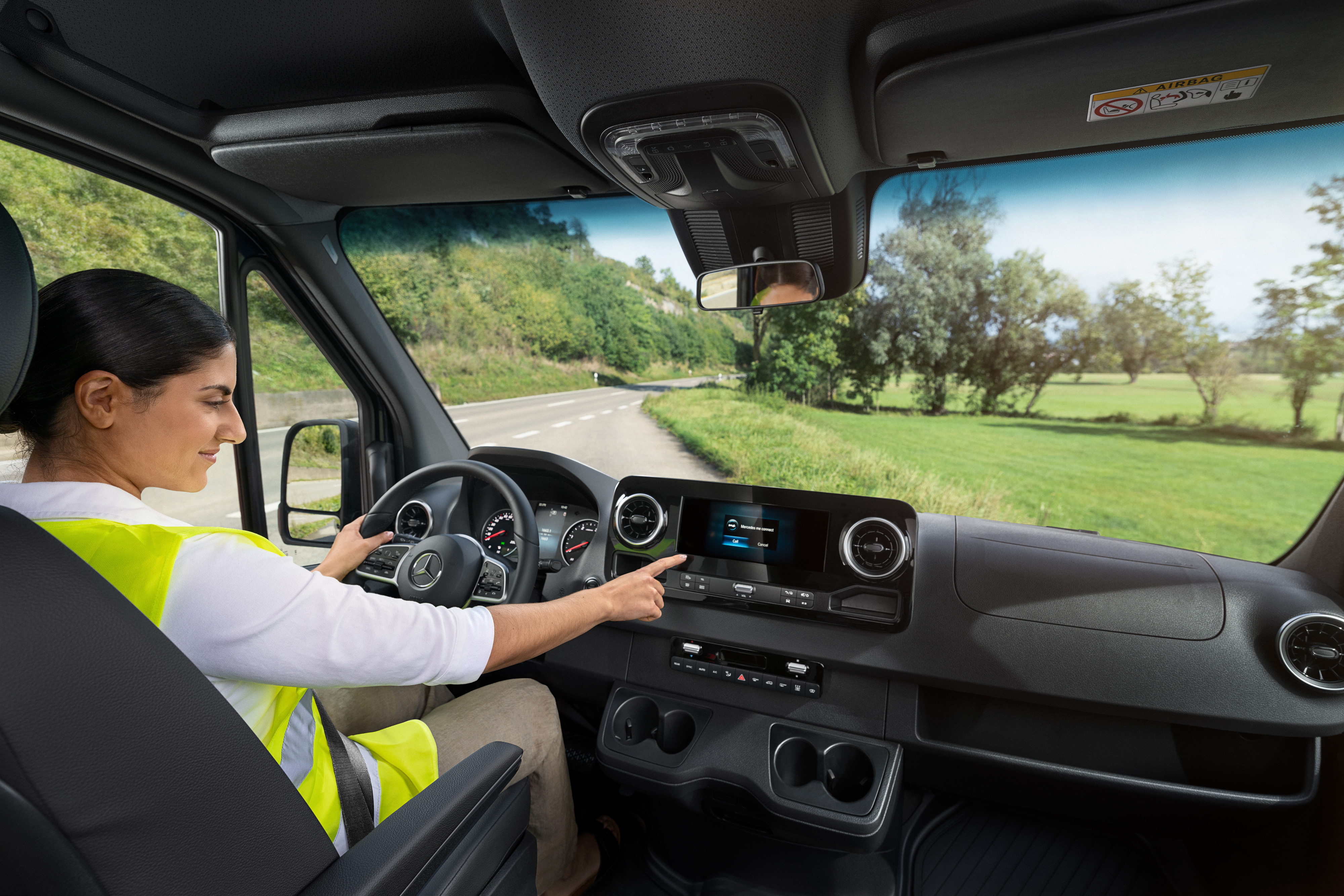 MobiloVan | Samochody dostawcze Mercedes-Benz Kierowca sprawdza wyświetlacz pokładowy w swoim samochodzie dostawczym Mercedes-Benz.