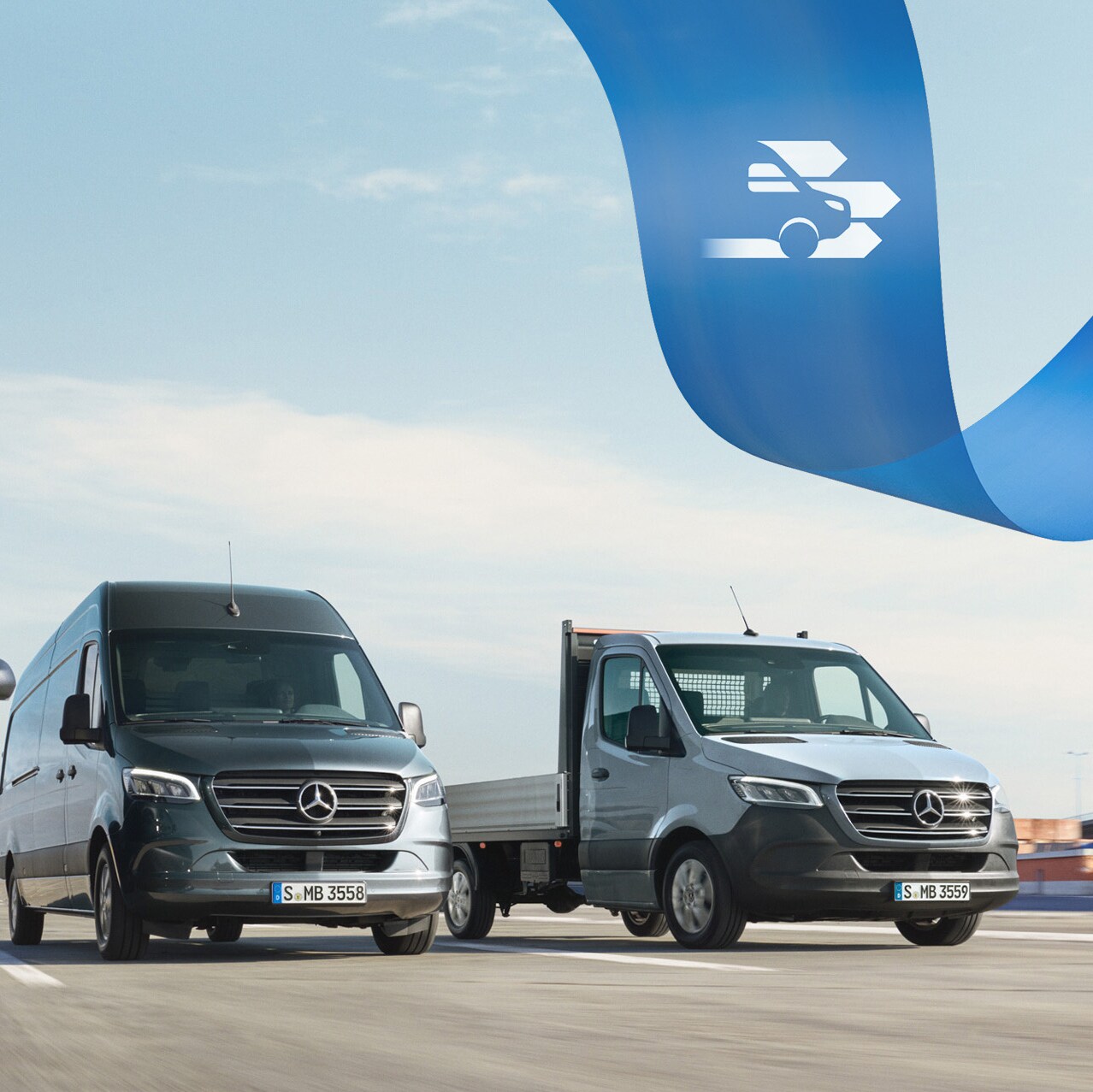 Grupa samochodów dostawczych Mercedes-Benz na drodze z kontenerami dostawczymi w tle.
