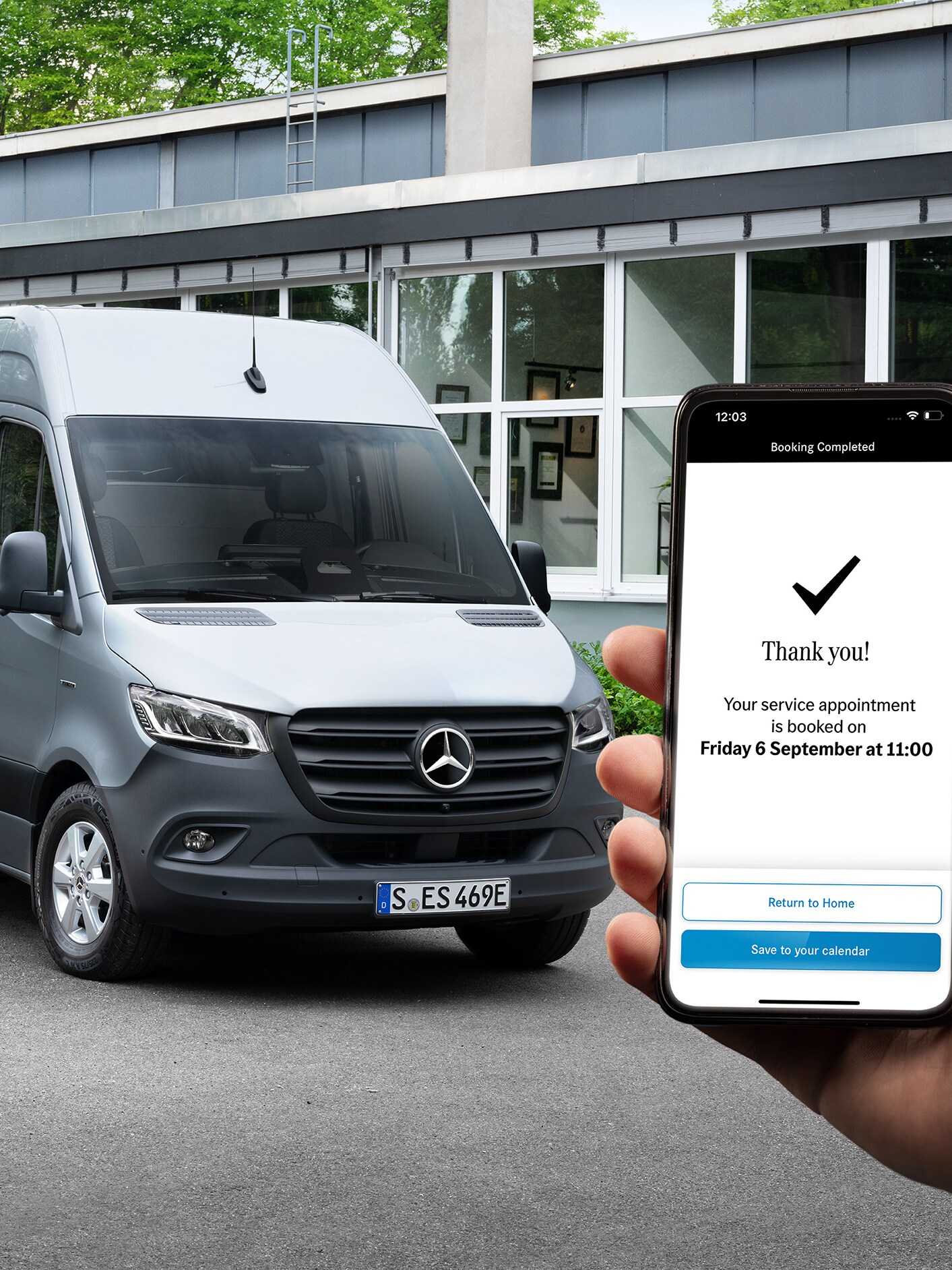 Ilustracja przedstawia wiadomość z podziękowaniem w aplikacji do rezerwacji online. W tle srebrny Mercedes-Benz eSprinter zaparkowany przed budynkiem.