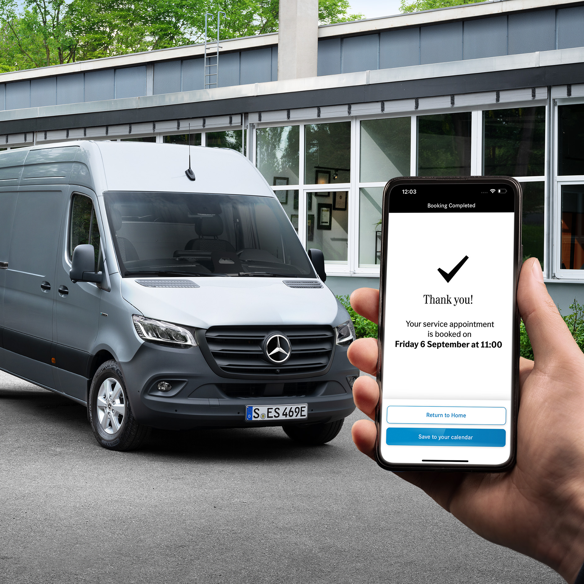 Pojazdy elektryczne Mercedes-Benz | Cyfrowe usługi wsparcia Ilustracja przedstawia wiadomość z podziękowaniem w aplikacji do rezerwacji online. W tle srebrny Mercedes-Benz eSprinter zaparkowany przed budynkiem.