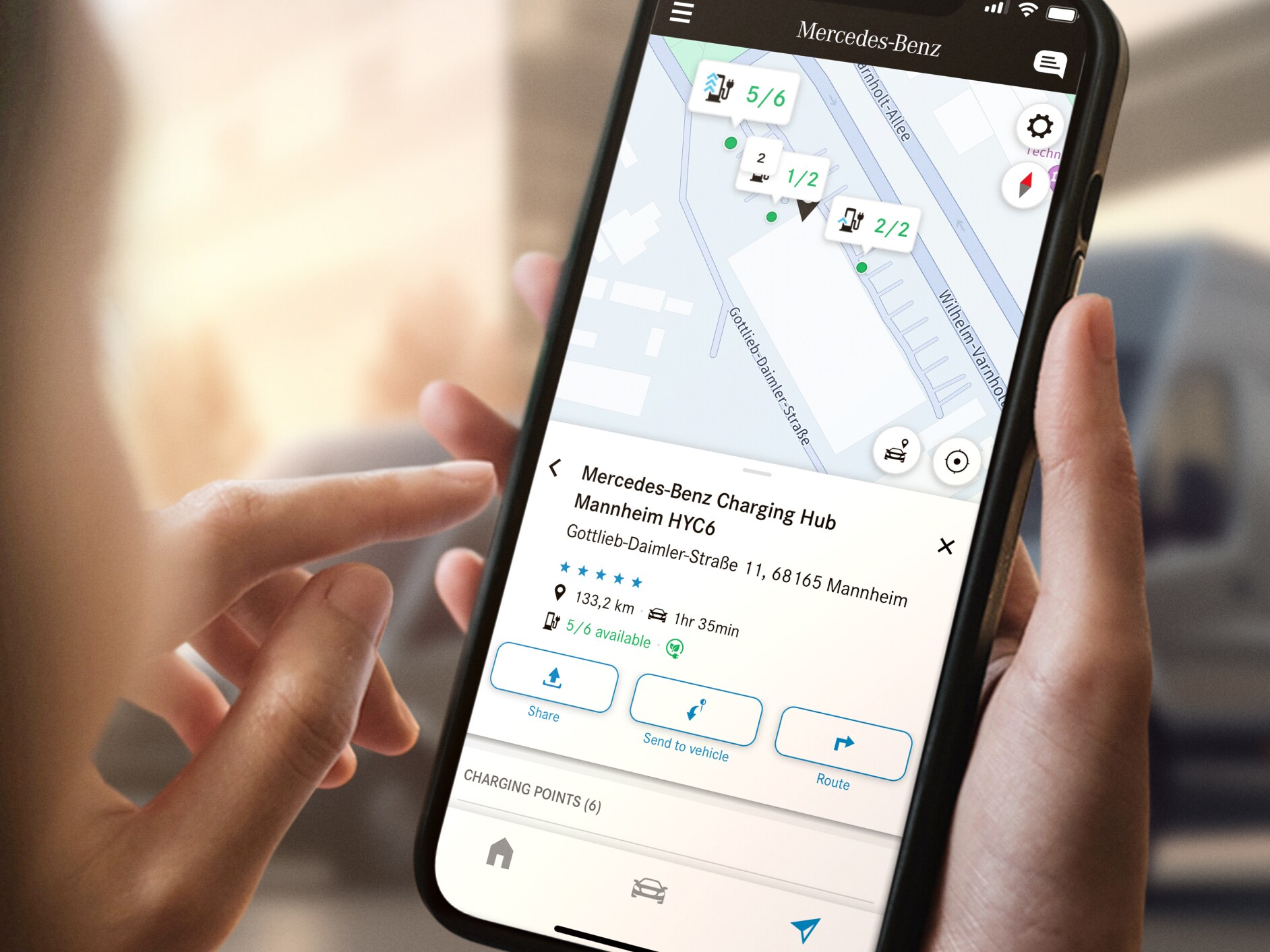 Funkcja MB.CHARGE Public na smartfonie.