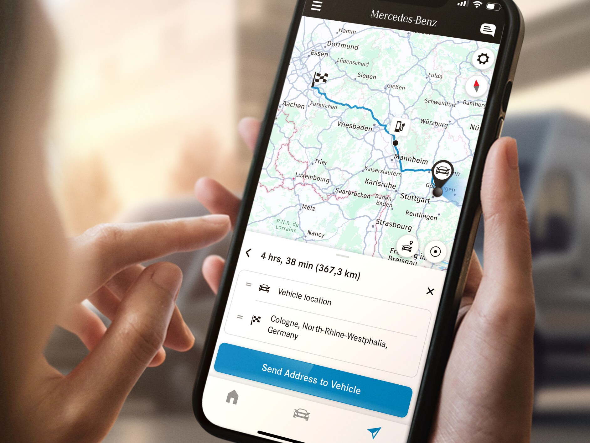 Funkcja Nawigacja z Electric Intelligence od Mercedes-Benz na smartfonie.