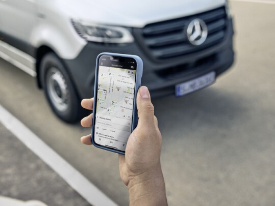 Funkcje Cyfrowych Dodatków Mercedes-Benz związanych z Elektromobilnością na smartfonie.