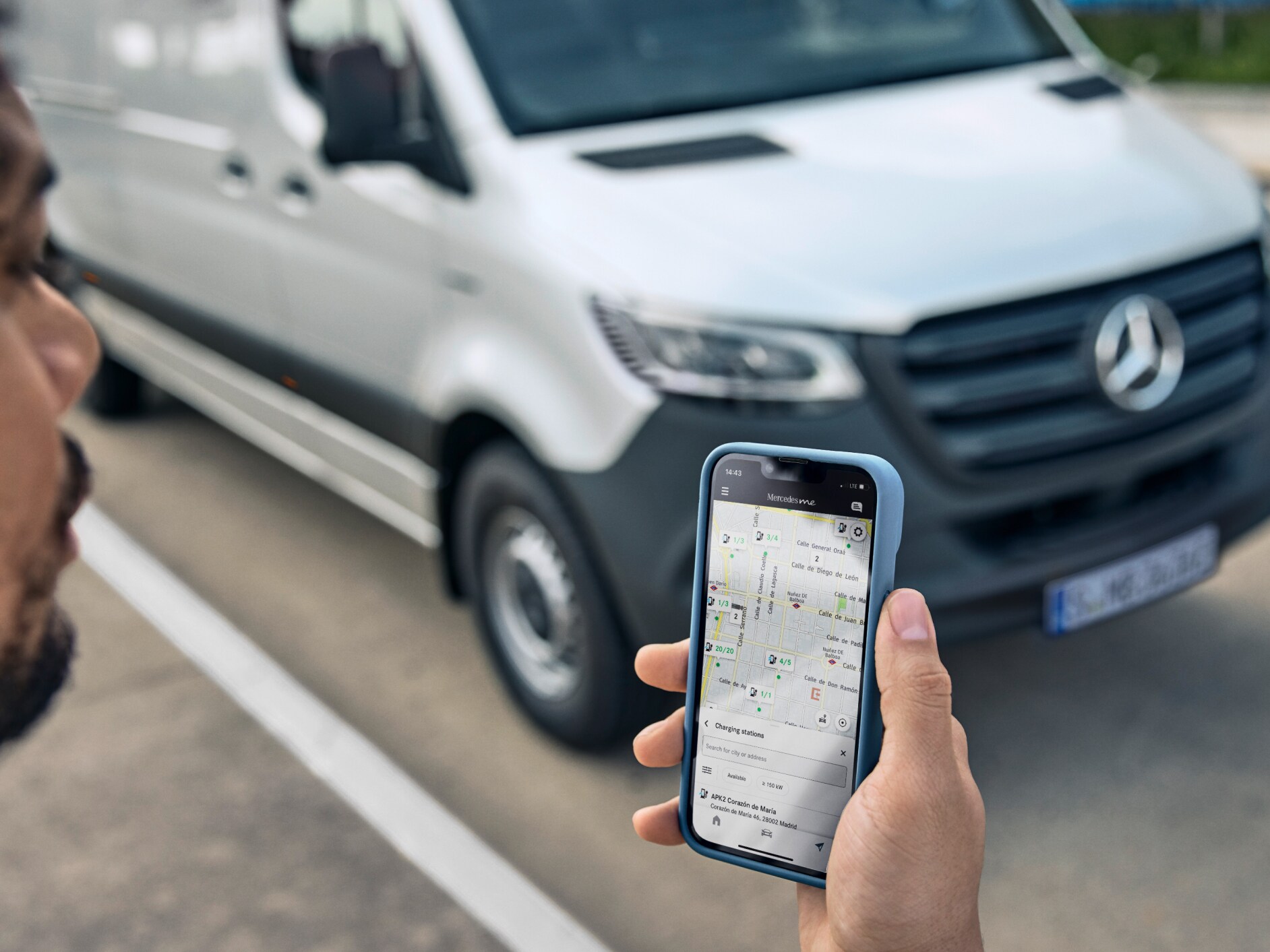 Osoba trzyma smartfon, na którym wyświetlane są Cyfrowe Dodatki.