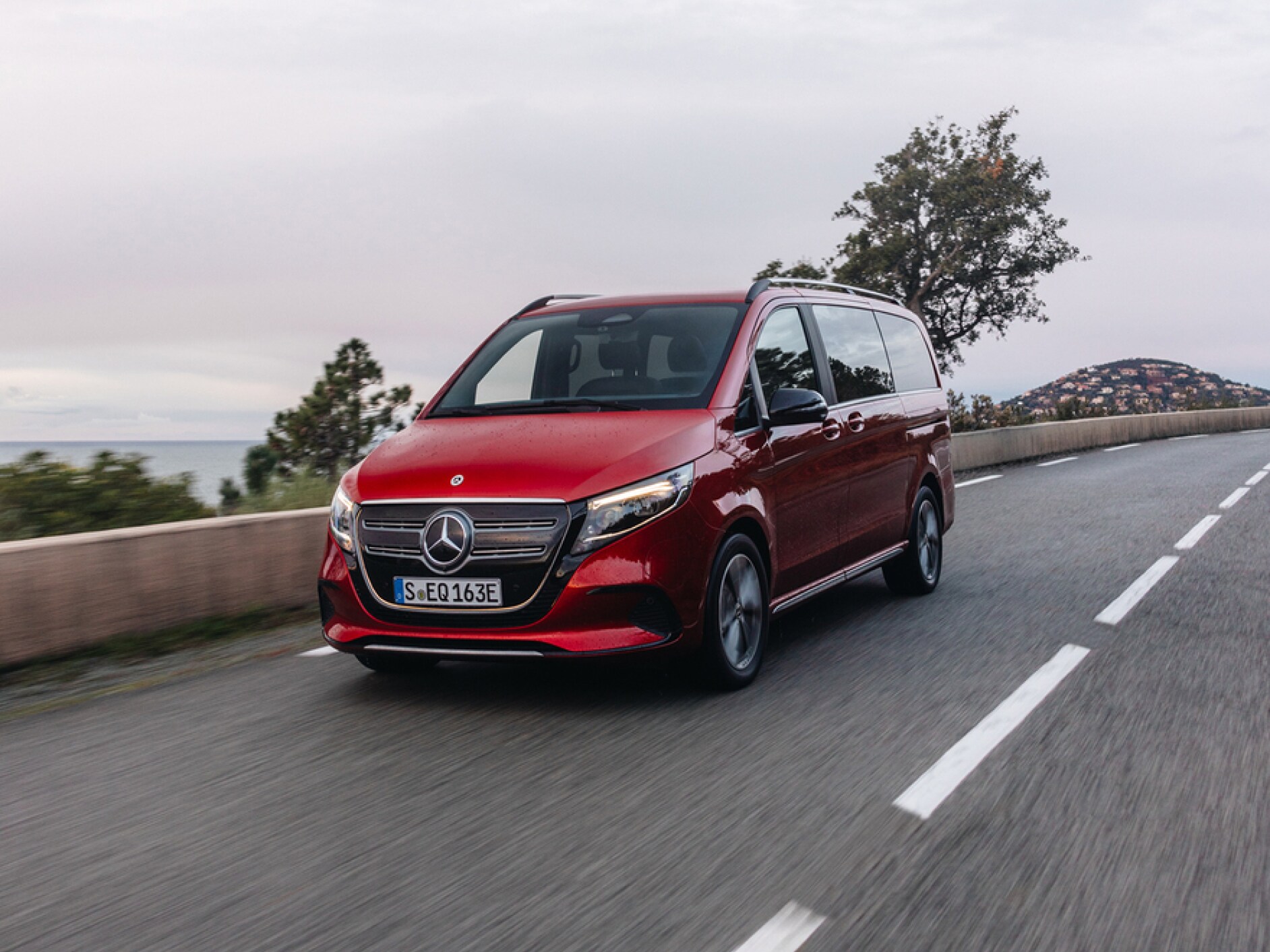 Mercedes-Benz EQV na wiejskiej drodze.