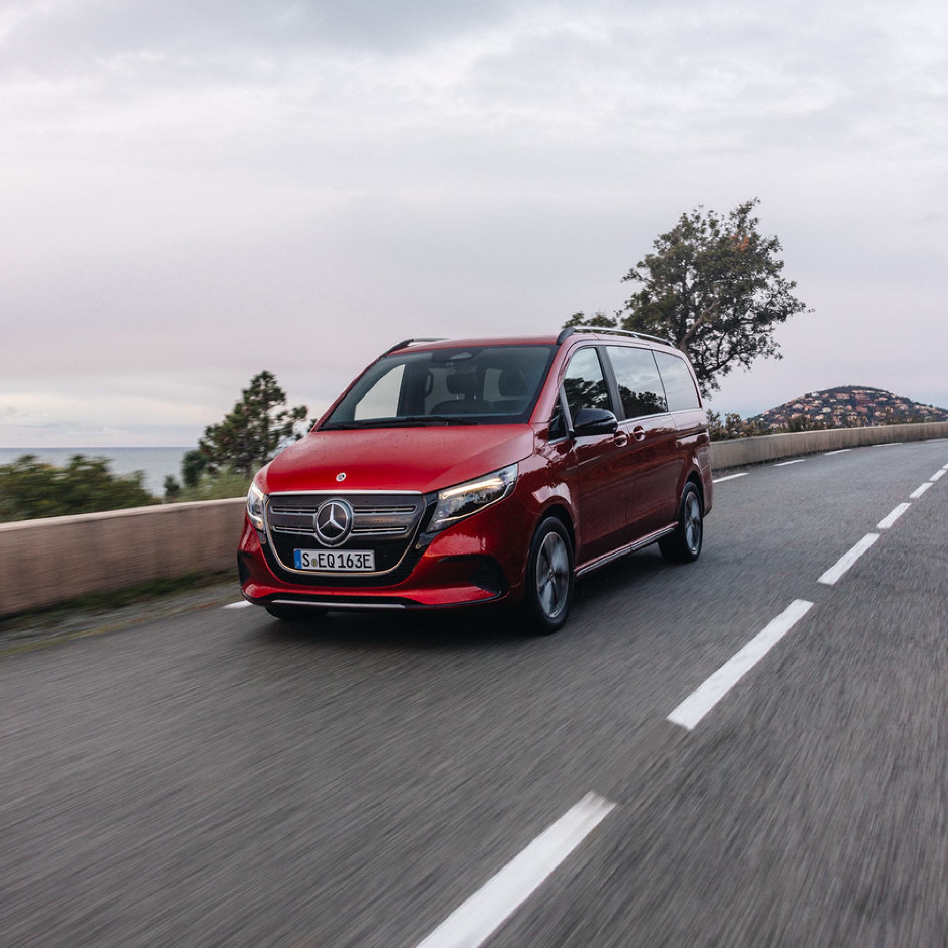 Pojazdy prywatne | Cyfrowe Dodatki | Mercedes-Benz Mercedes-Benz EQV na wiejskiej drodze.