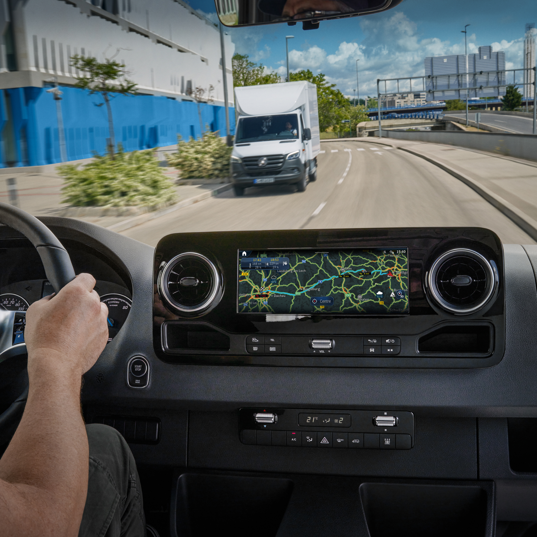 Live Traffic Information | Cyfrowe Dodatki | Mercedes-Benz Cyfrowy Dodatek Live Traffic Information od Mercedes-Benz w systemie multimedialnym MBUX.