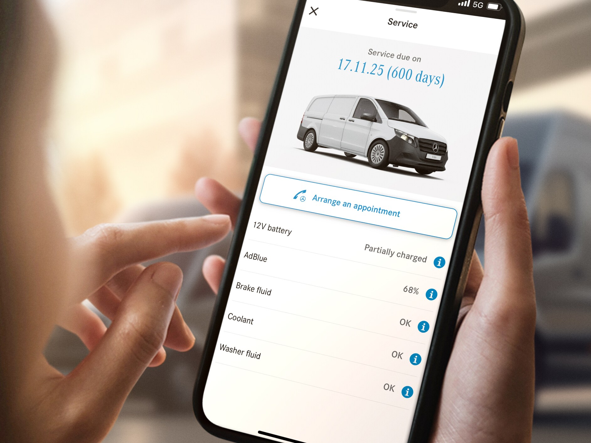 Funkcja Zarządzanie przeglądami Mercedes-Benz na smartfonie.