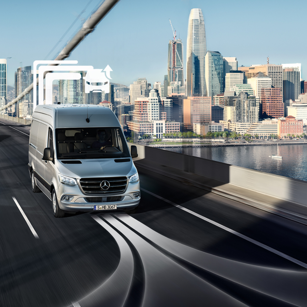 Van Uptime Monitor | Cyfrowe Dodatki | Mercedes-Benz Samochód dostawczy Mercedes-Benz Vans przejeżdża przez wielopasmowy most w ciągu dnia.