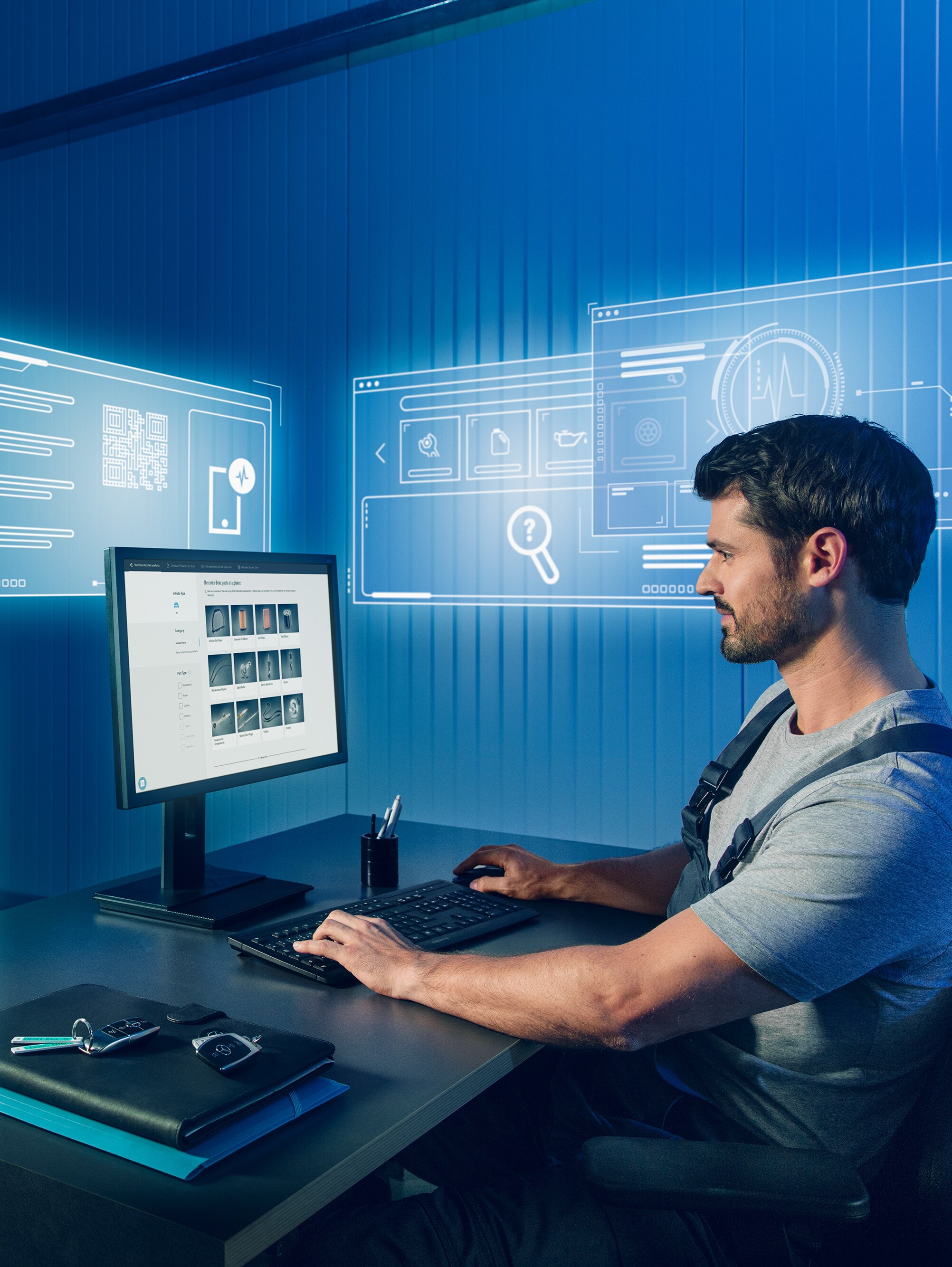 Mechanik wyszukujący odpowiednie Oryginalne Części Mercedes-Benz w katalogu części zamiennych na swoim komputerze.