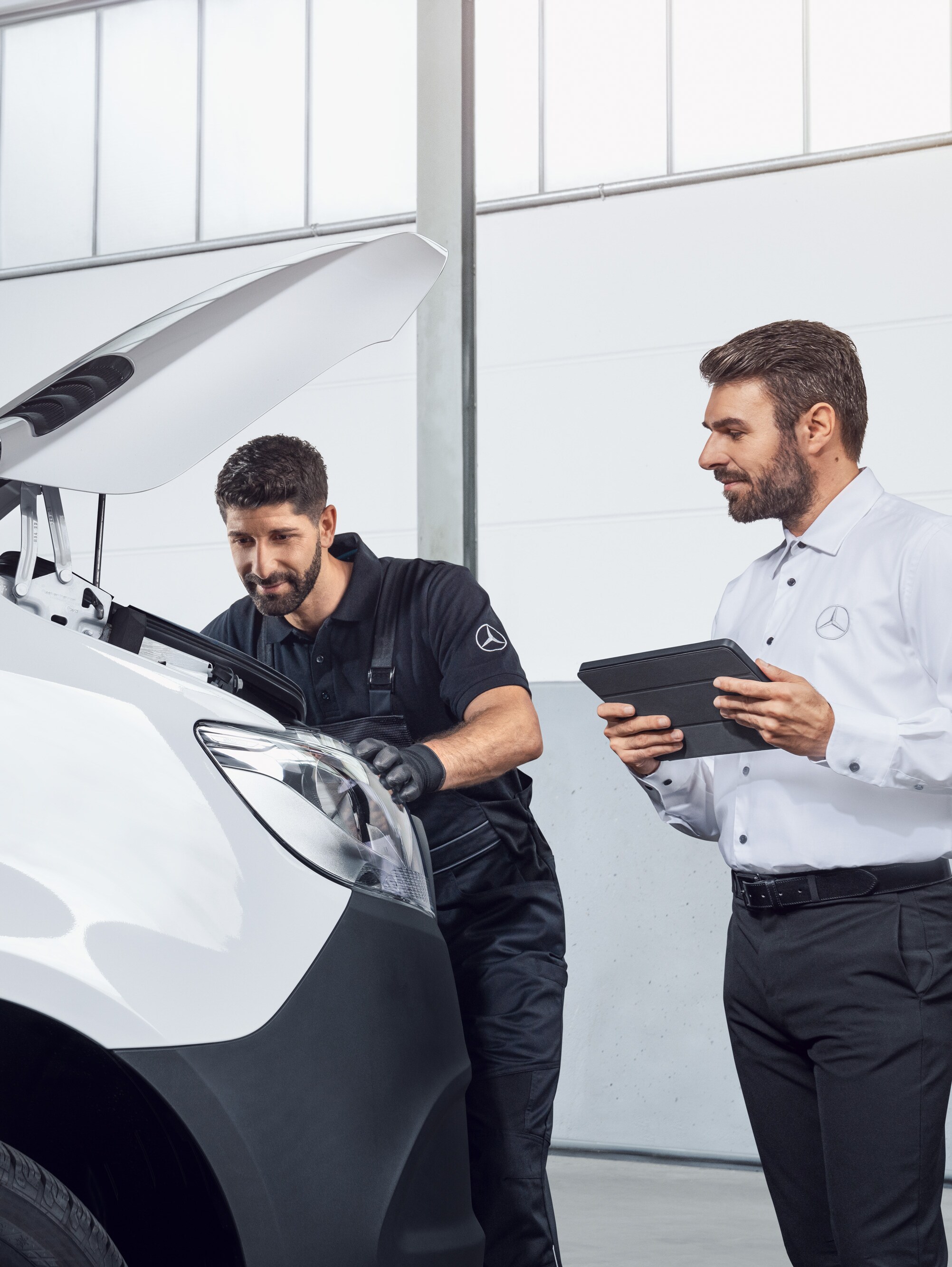 Dwóch mężczyzn testujących samochód Mercedes Sprinter.