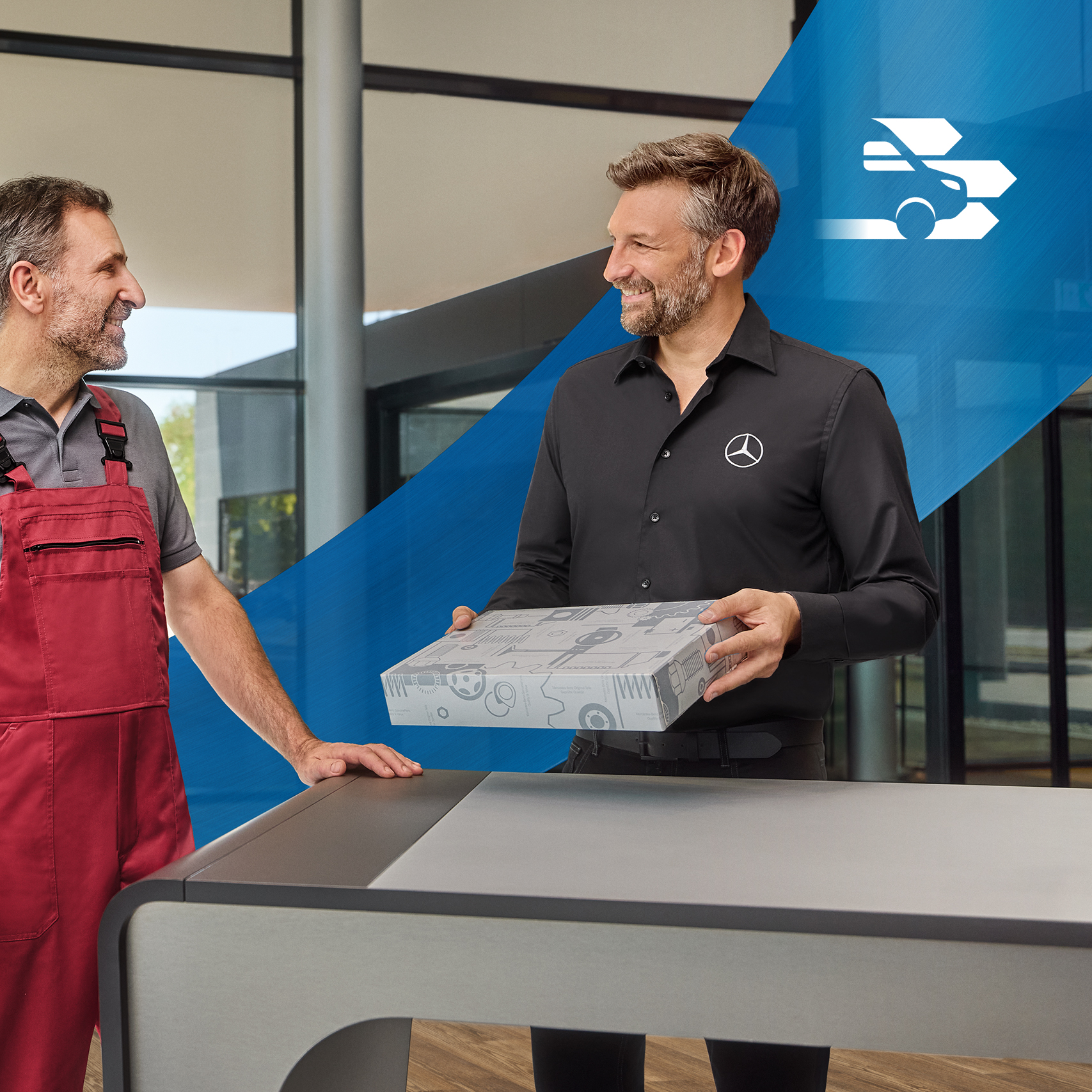 Jakość | Samochody dostawcze Mercedes-Benz Specjalista ds. części i akcesoriów Mercedes-Benz rozmawia z klientem.