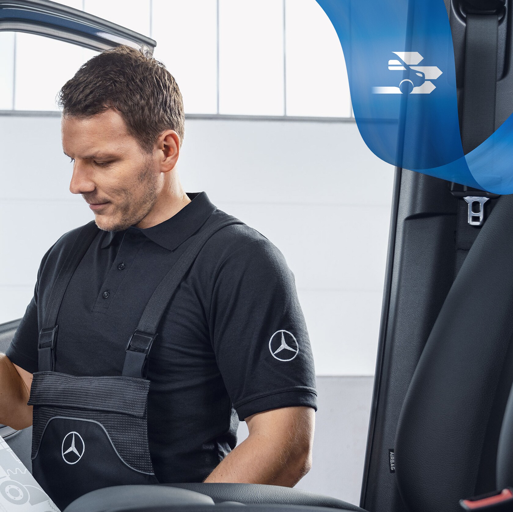 Mechanik sprawdzający Oryginalne Części Mercedes-Benz wewnątrz samochodu dostawczego.