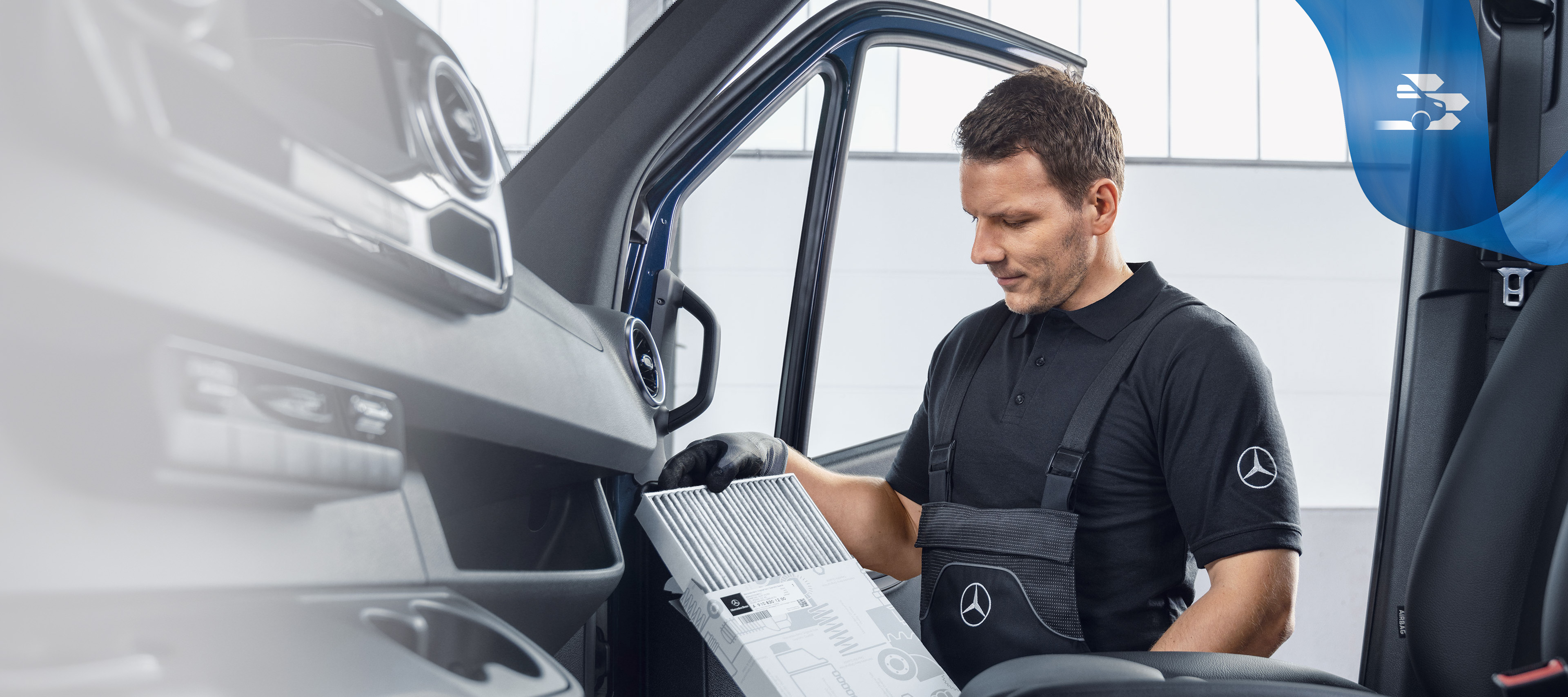 Oryginalne części | Samochody dostawcze Mercedes-Benz Mechanik sprawdzający Oryginalne Części Mercedes-Benz wewnątrz samochodu dostawczego.