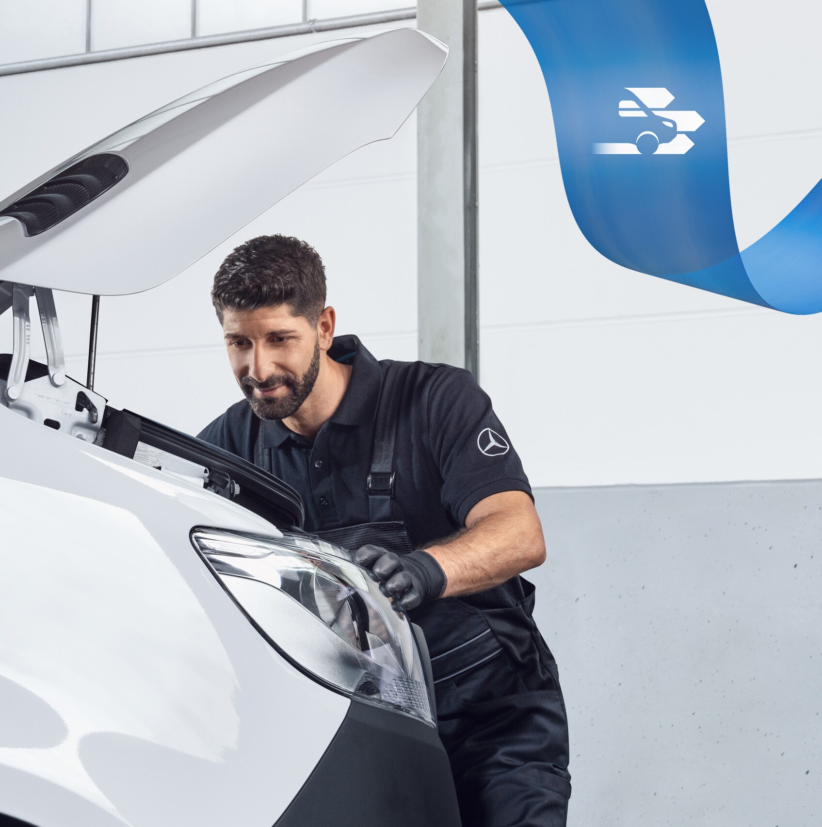 Specjalista Mercedes-Benz pracujący przy samochodzie dostawczym z użyciem narzędzi, które zapewniają optymalną łatwość naprawy.