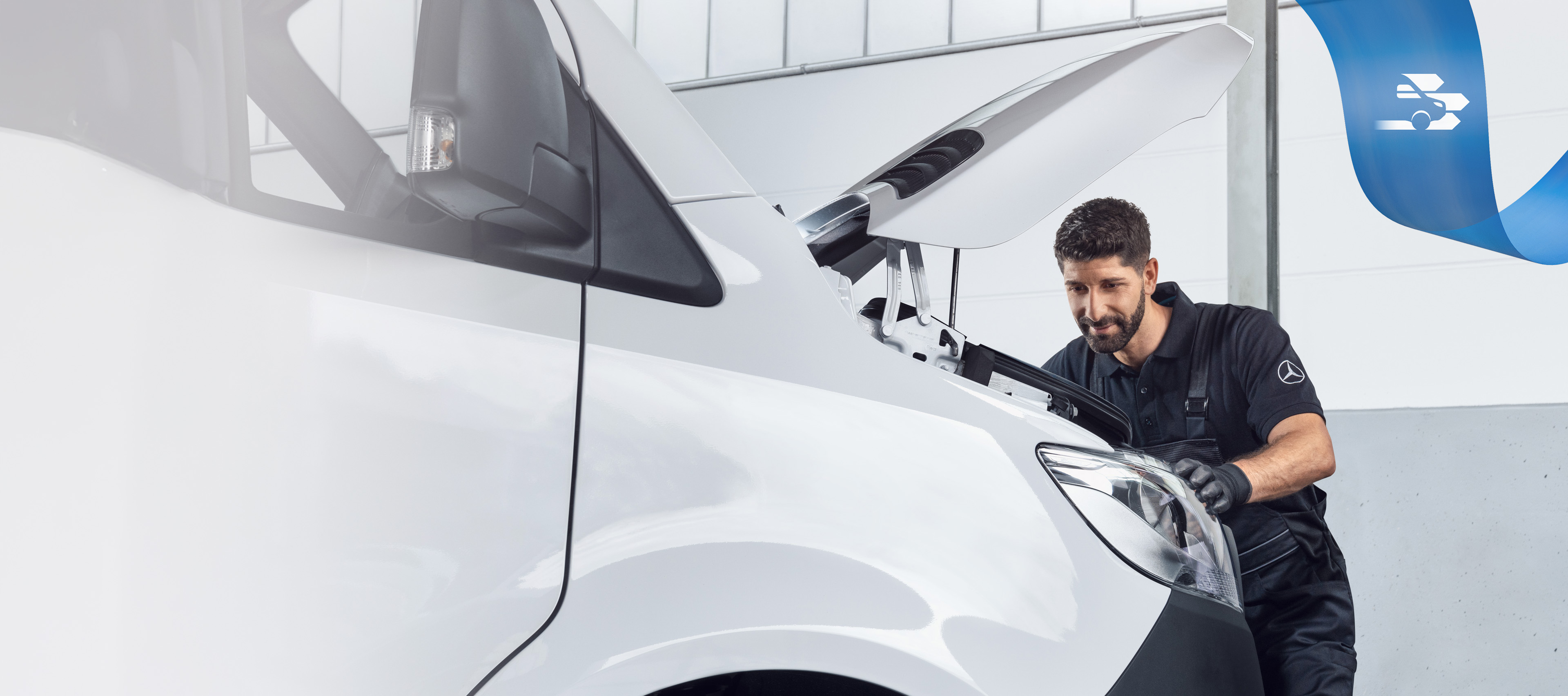 Metody naprawy i narzędzia | Samochody dostawcze Mercedes-Benz Specjalista Mercedes-Benz pracujący przy samochodzie dostawczym z użyciem narzędzi, które zapewniają optymalną łatwość naprawy.