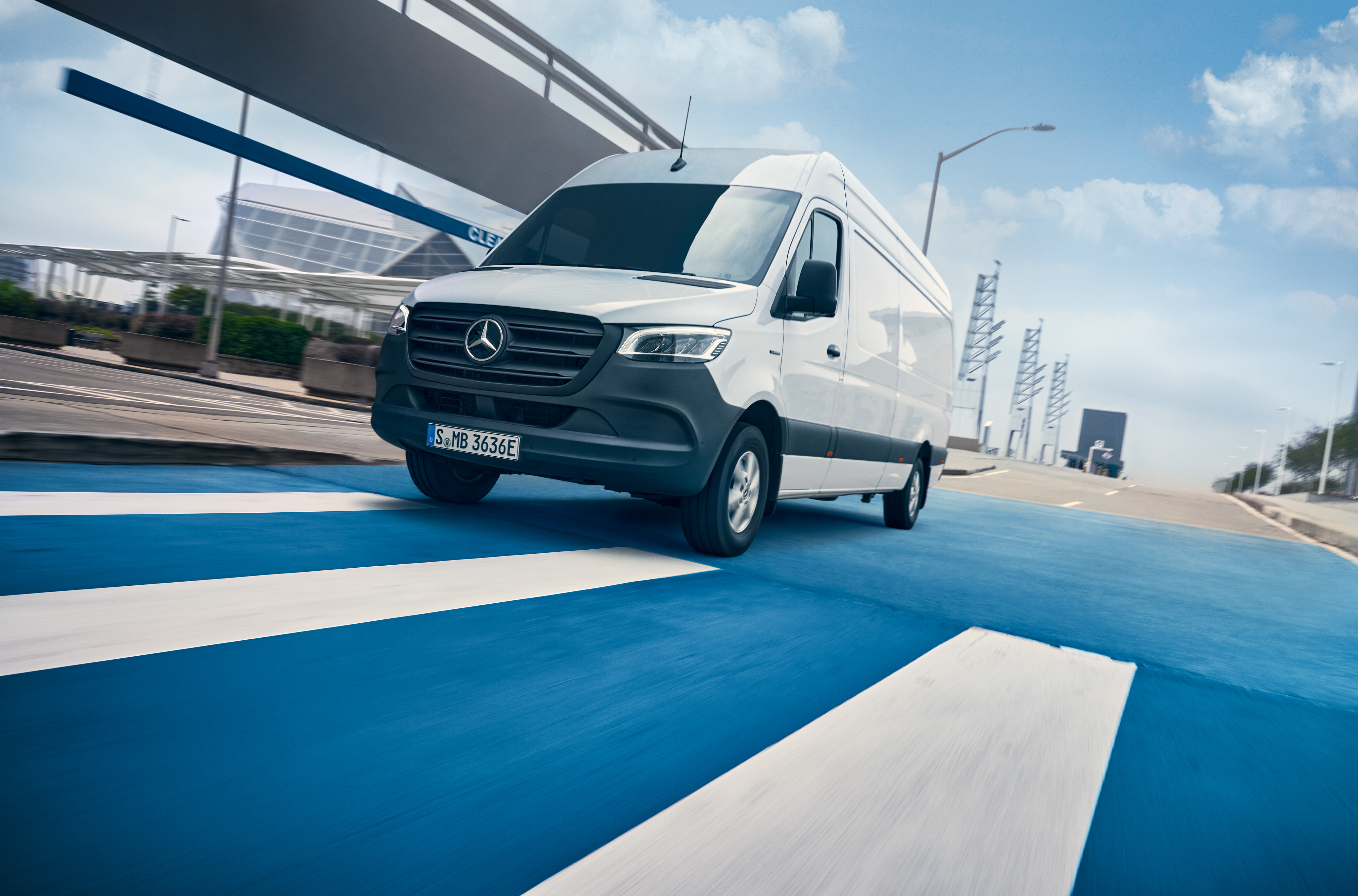 Mercedes-Benz | Umowy Serwisowe do samochodów dostawczych | Pakiet serwisowy Biały Mercedes-Benz Sprinter jedzie ulicą przez miasto.