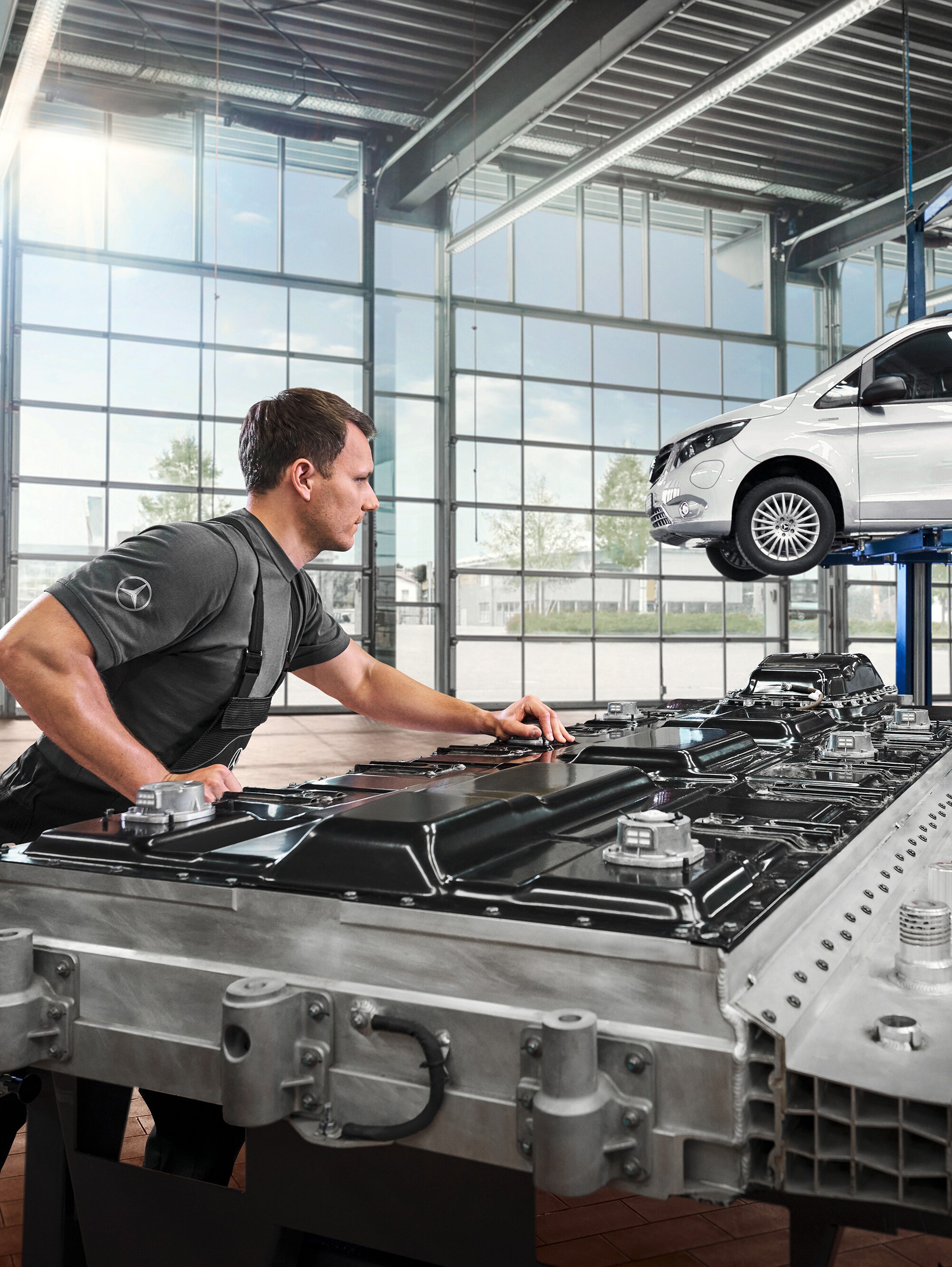 Technik sprawdza moduły akumulatorów w serwisie.