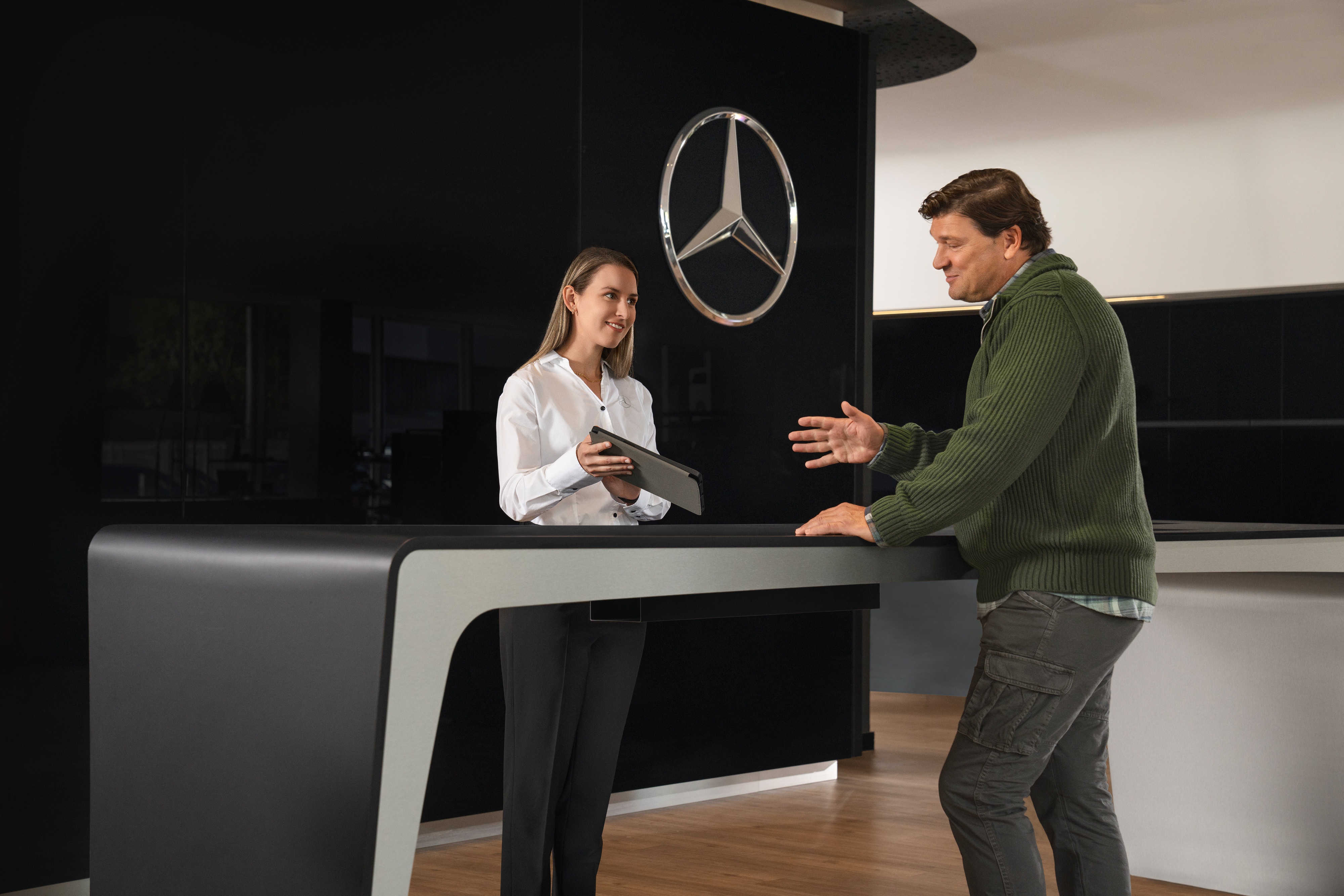 Mercedes-Benz | Serwis pojazdów elektrycznych | Konsultacje Doradca Mercedes-Benz udziela klientom spersonalizowanych informacji.