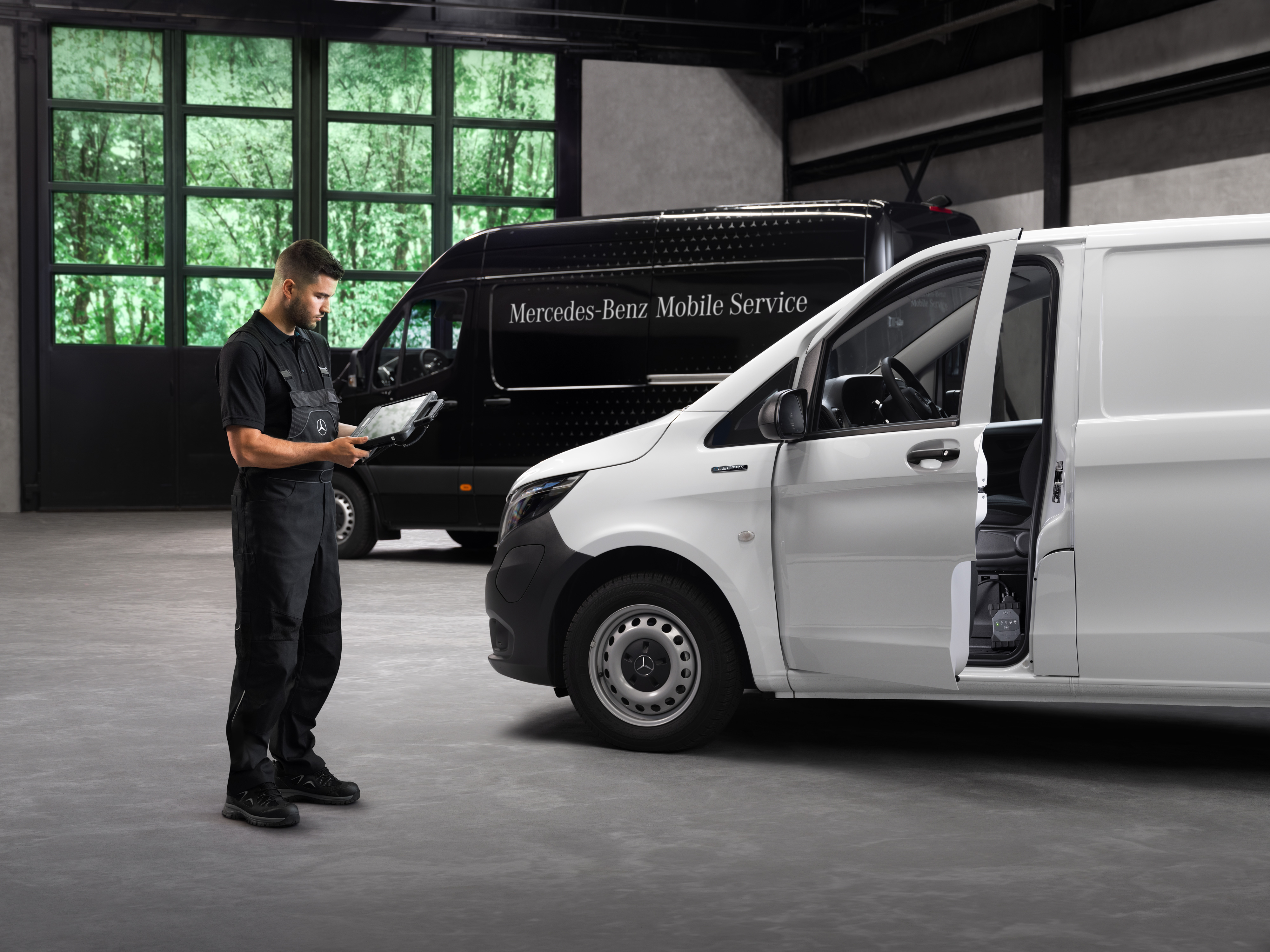 Mercedes-Benz | Serwis mobilny Technik sprawdza w warsztacie biały samochód dostawczy Mercedes-Benz Vito.