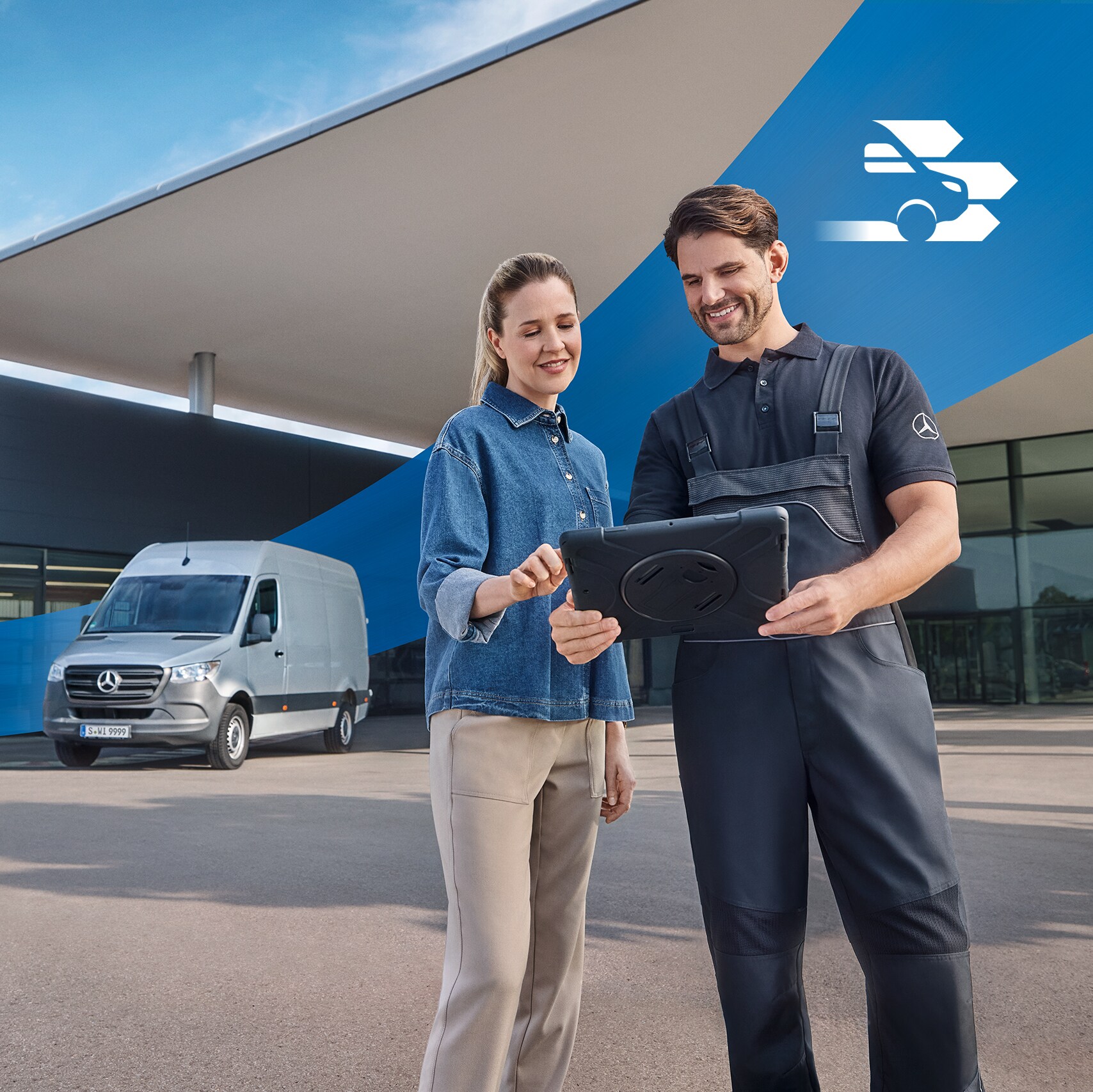 Technik Mercedes-Benz, rozmawiający z klientem przed budynkiem dealera – kompleksowa obsługa pojazdów użytkowych dla klientów Mercedes-Benz.