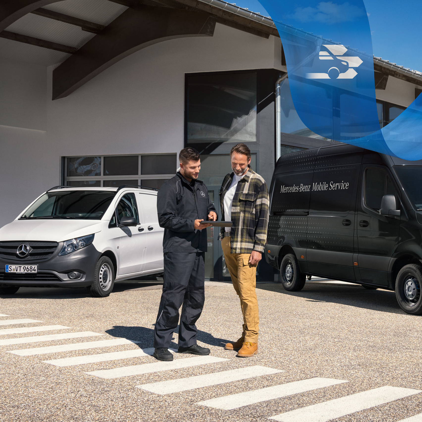 Serwis Mobilny Mercedes-Benz dla samochodów dostawczych Dwóch mężczyzn rozmawia przed białym samochodem dostawczym Mercedes-Benz Vito i czarnym samochodem dostawczym Mercedes-Benz Sprinter.