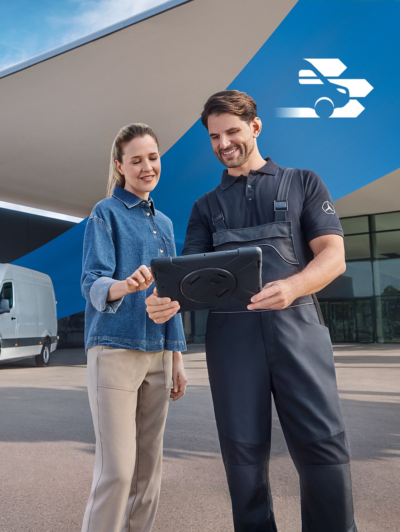 Dwóch ludzi przed budynkiem dealera – kompleksowa obsługa pojazdów użytkowych dla klientów Mercedes-Benz.