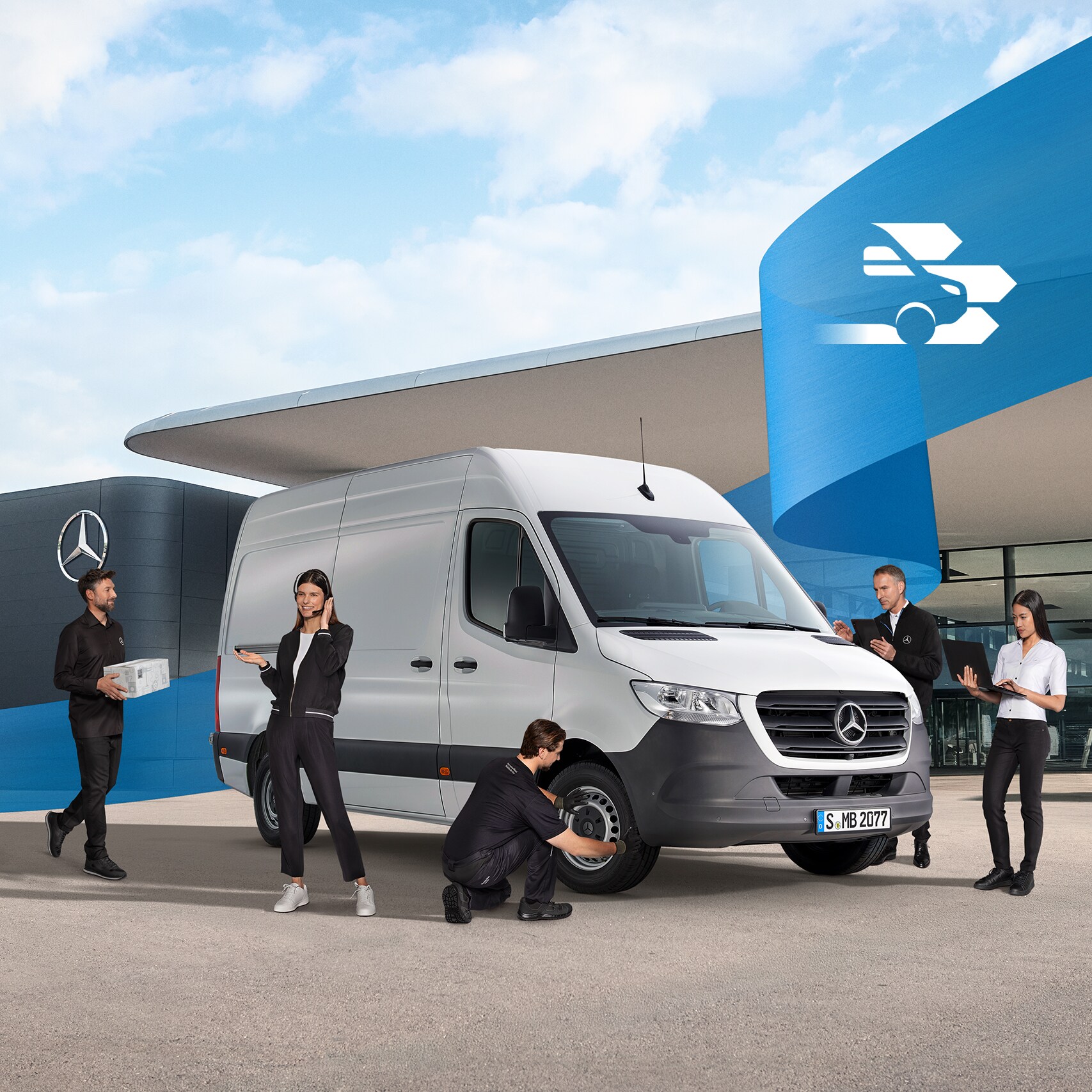 Pięcioro pracowników Mercedes-Benz wokół białego samochodu dostawczego na parkingu partnera serwisowego Mercedes-Benz.