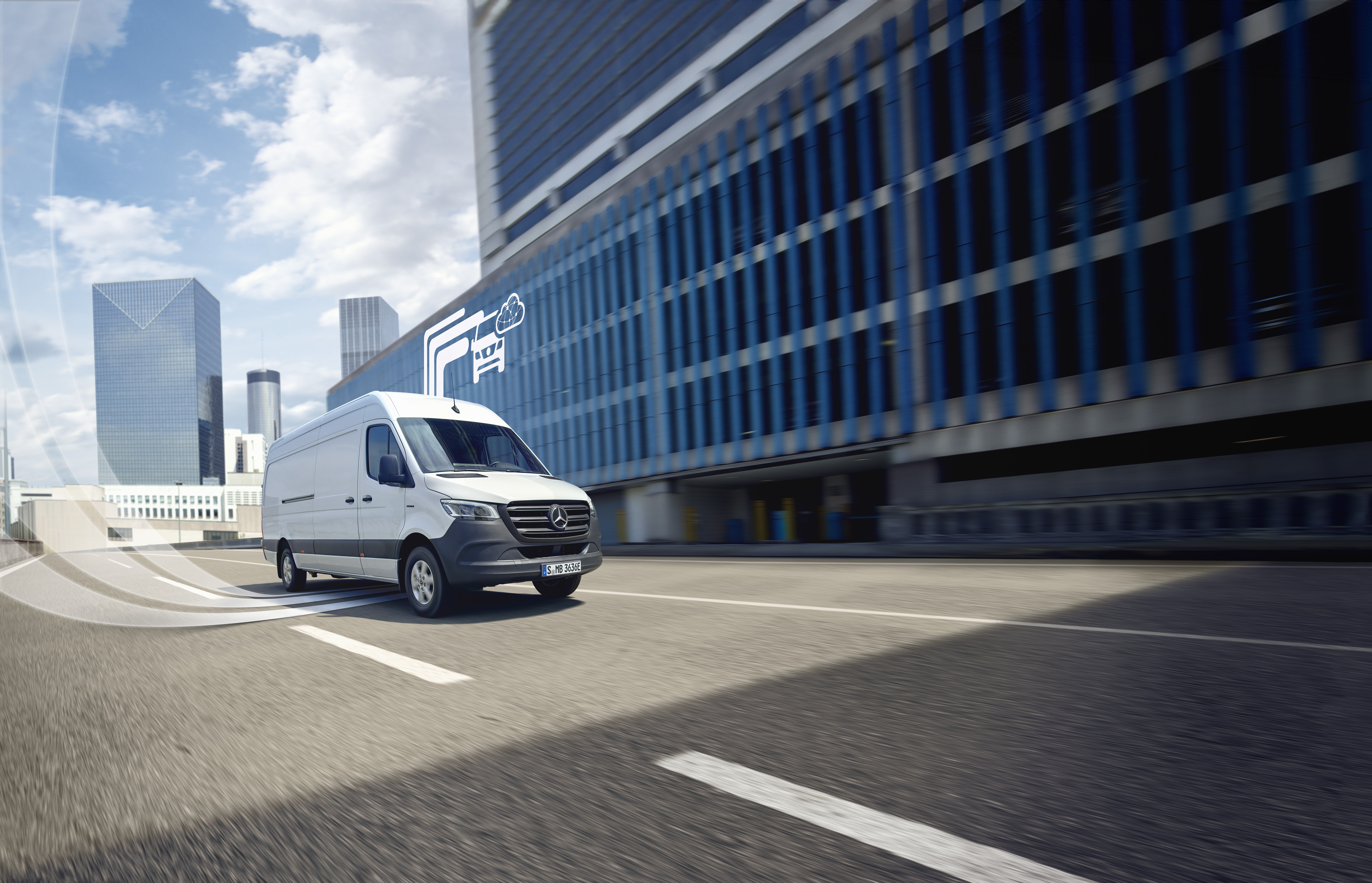 Mercedes-Benz | Technologia samochodów dostawczych | Van Uptime Monitor Samochód dostawczy Mercedes-Benz jedzie przez miasto.