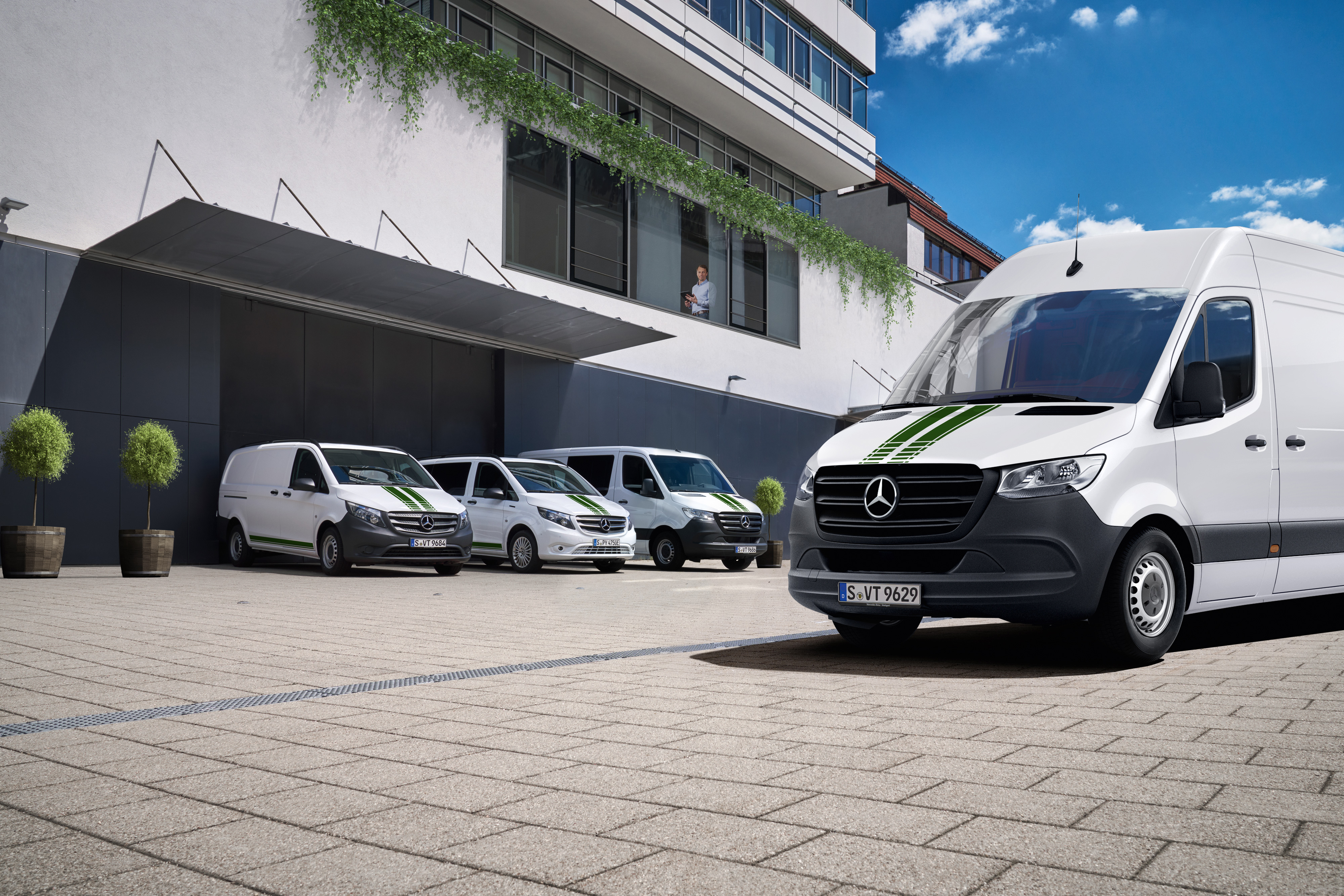 Mercedes-Benz | Technologia samochodów dostawczych | Van Uptime Monitor Flota samochodów dostawczych Mercedes-Benz przed budynkiem.