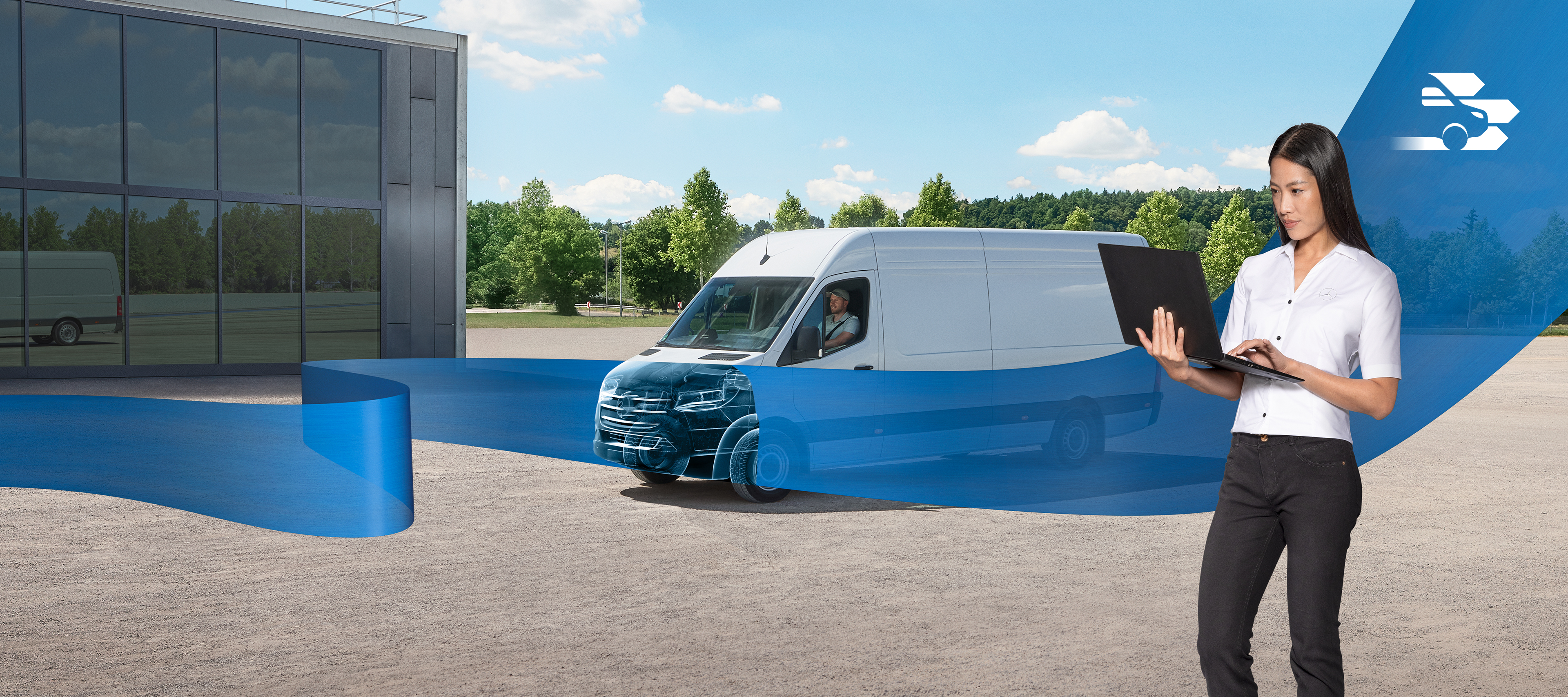 Mercedes-Benz | Technologia samochodów dostawczych Kobieta z laptopem w ręce, przed białym samochodem dostawczym, obraz przecina niebieska wstęga. Przezroczysta pokrywa silnika reprezentuje diagnostykę Mercedes-Benz.