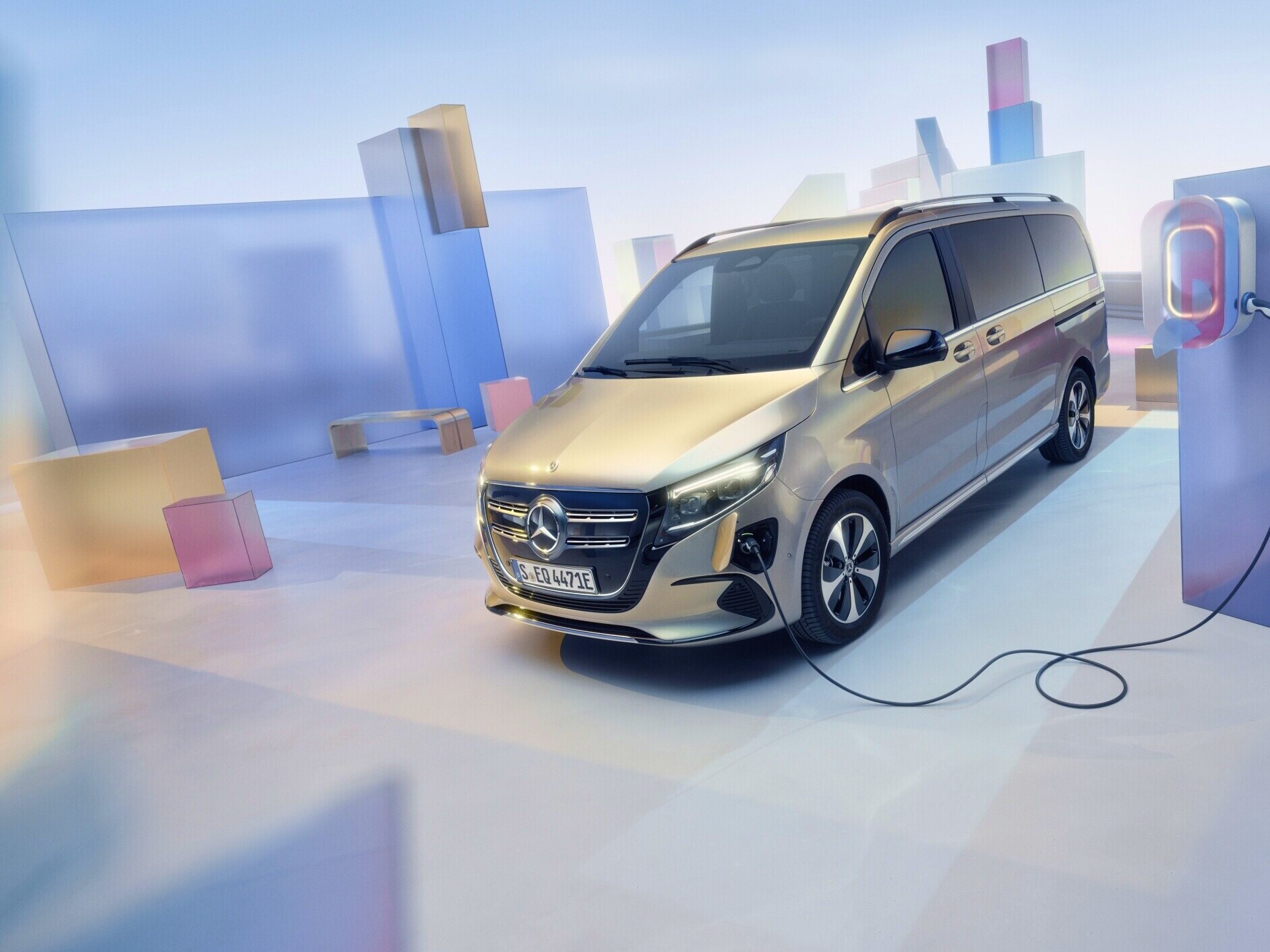 Mercedes-Benz EQV na stacji ładowania.