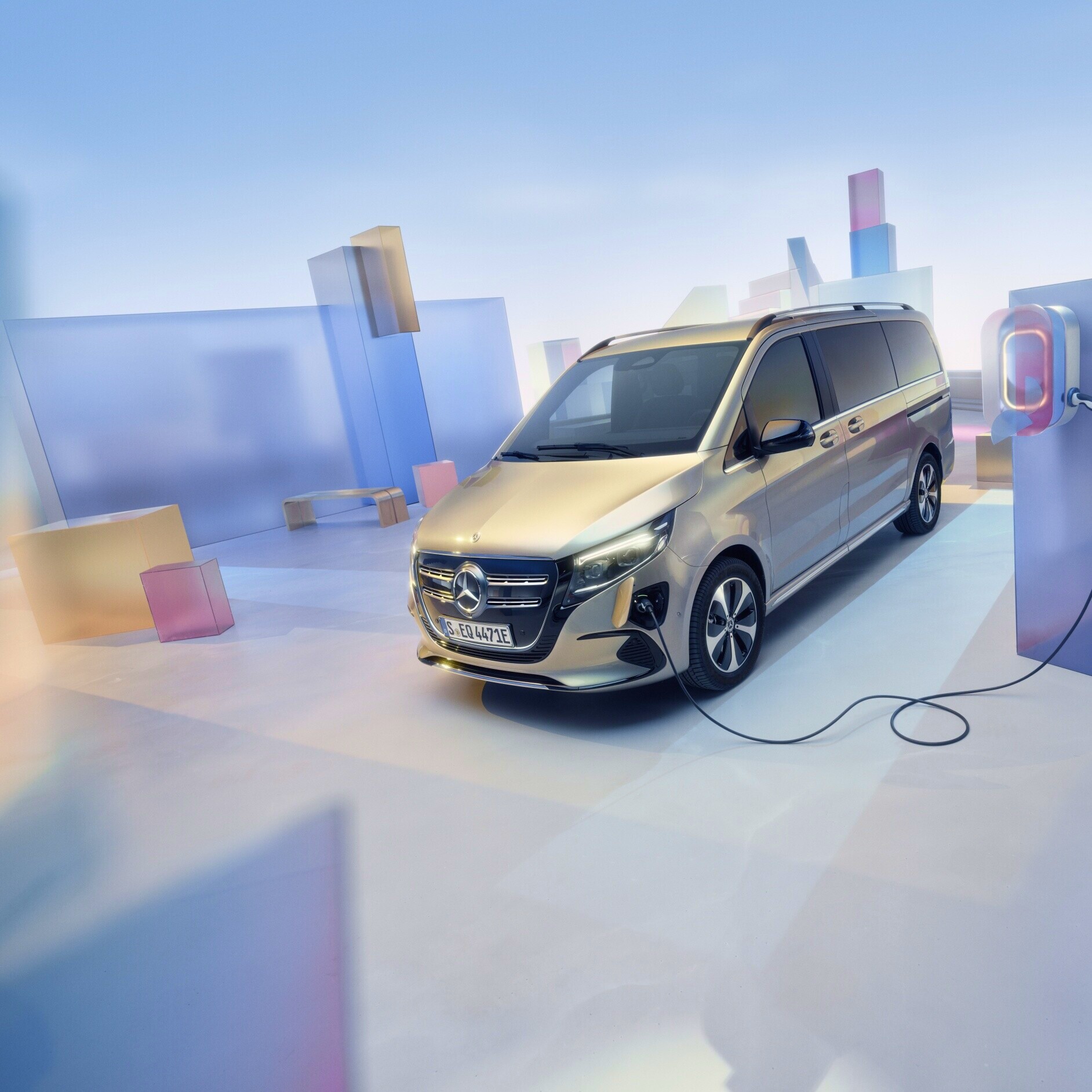 Przegląd modeli | EQV | Mercedes-Benz Mercedes-Benz EQV na stacji ładowania.