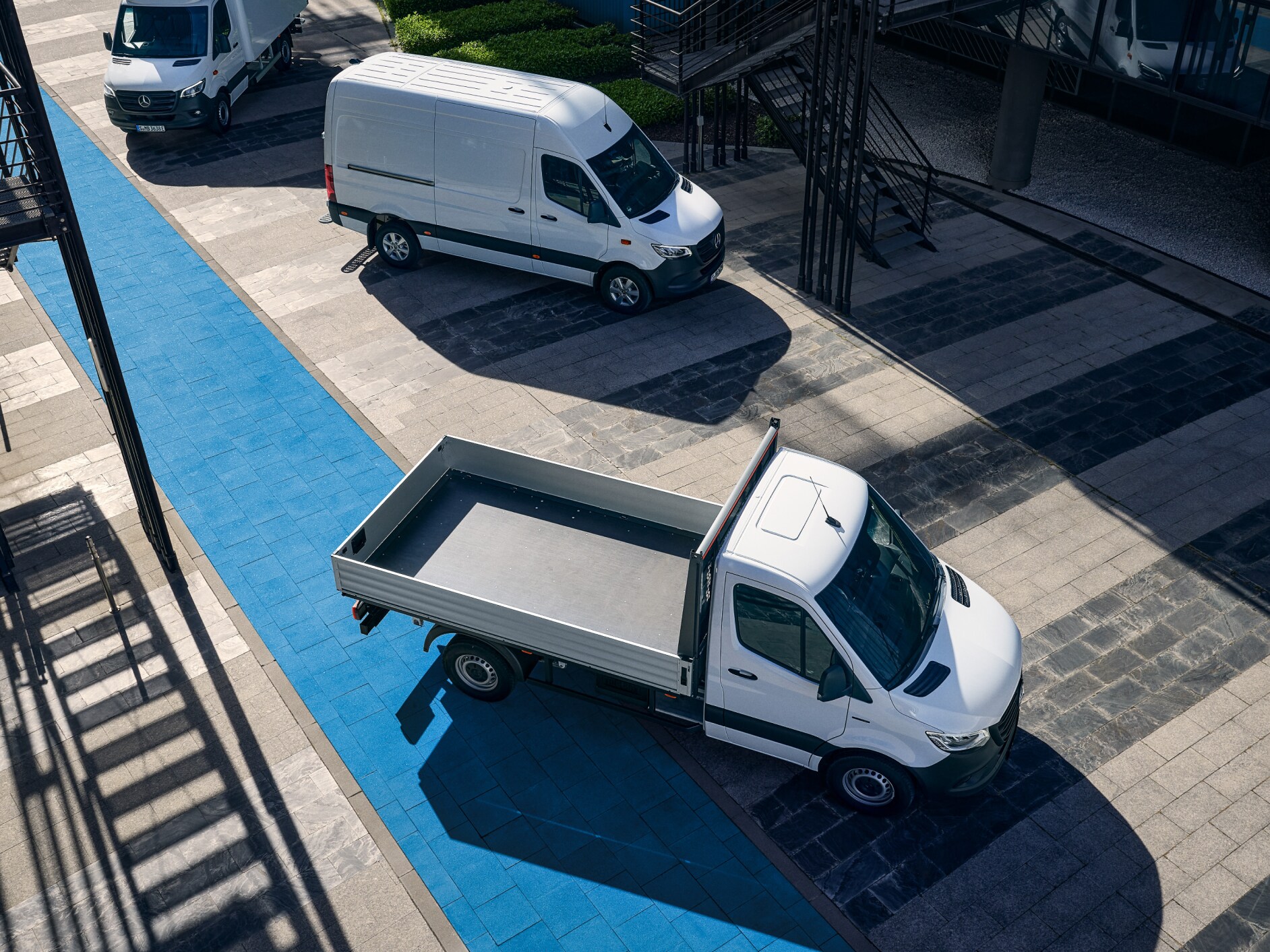 Modele Mercedes-Benz eSprinter na parkingu.