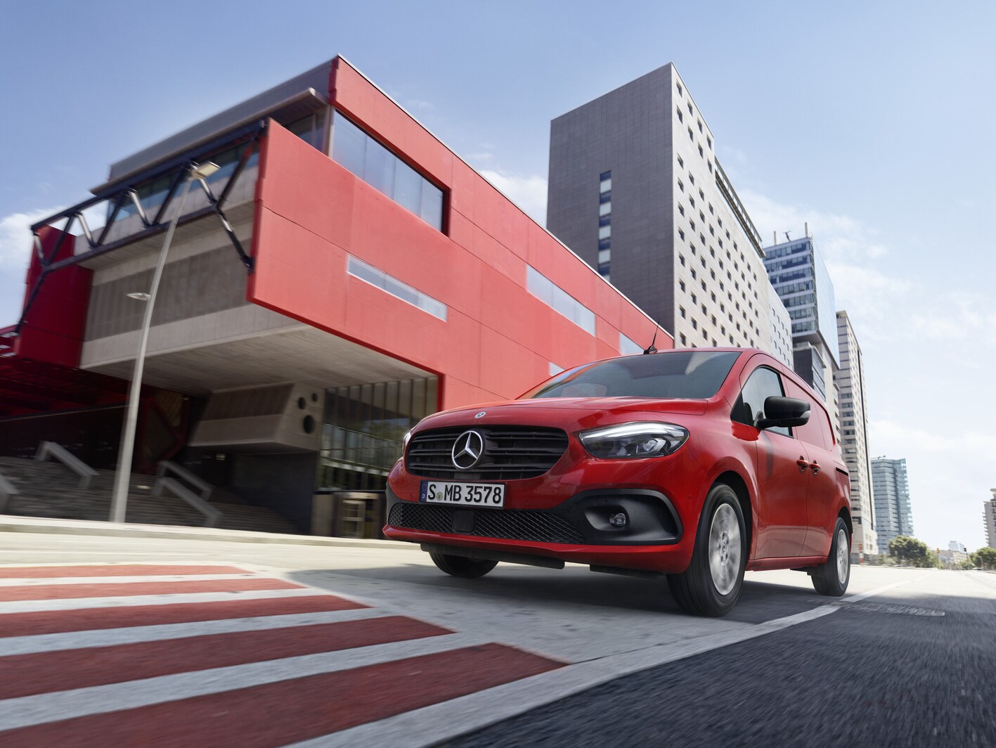 Citan Furgon jadący ulicą.